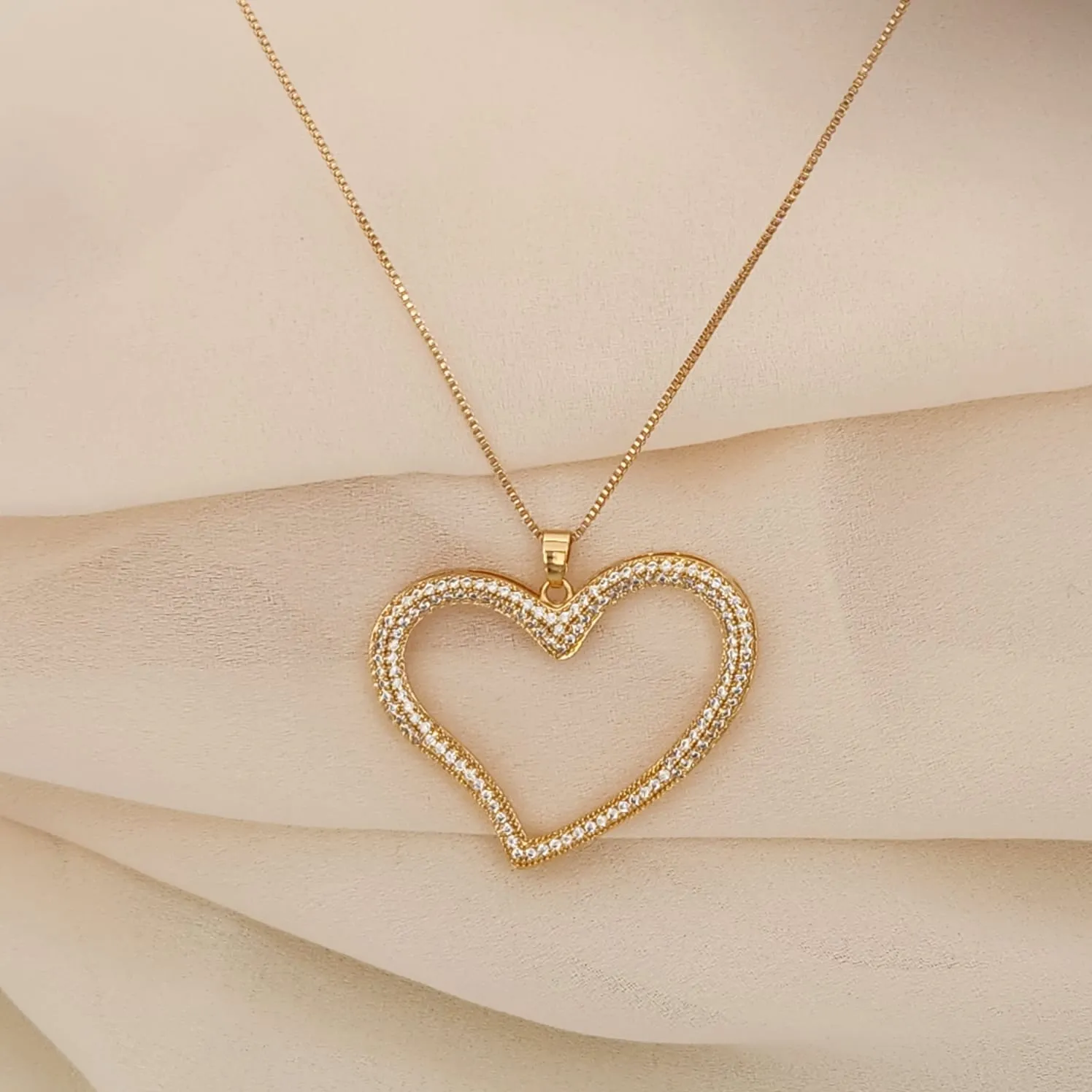 COLAR DOURADO CORAÇÃO MICROZIRCÔNIAS CRISTAL