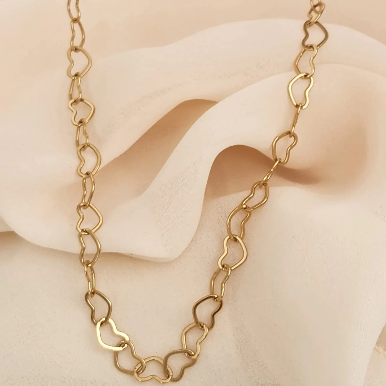 COLAR DOURADO ELOS DE CORAÇÃO VAZADO 60CM