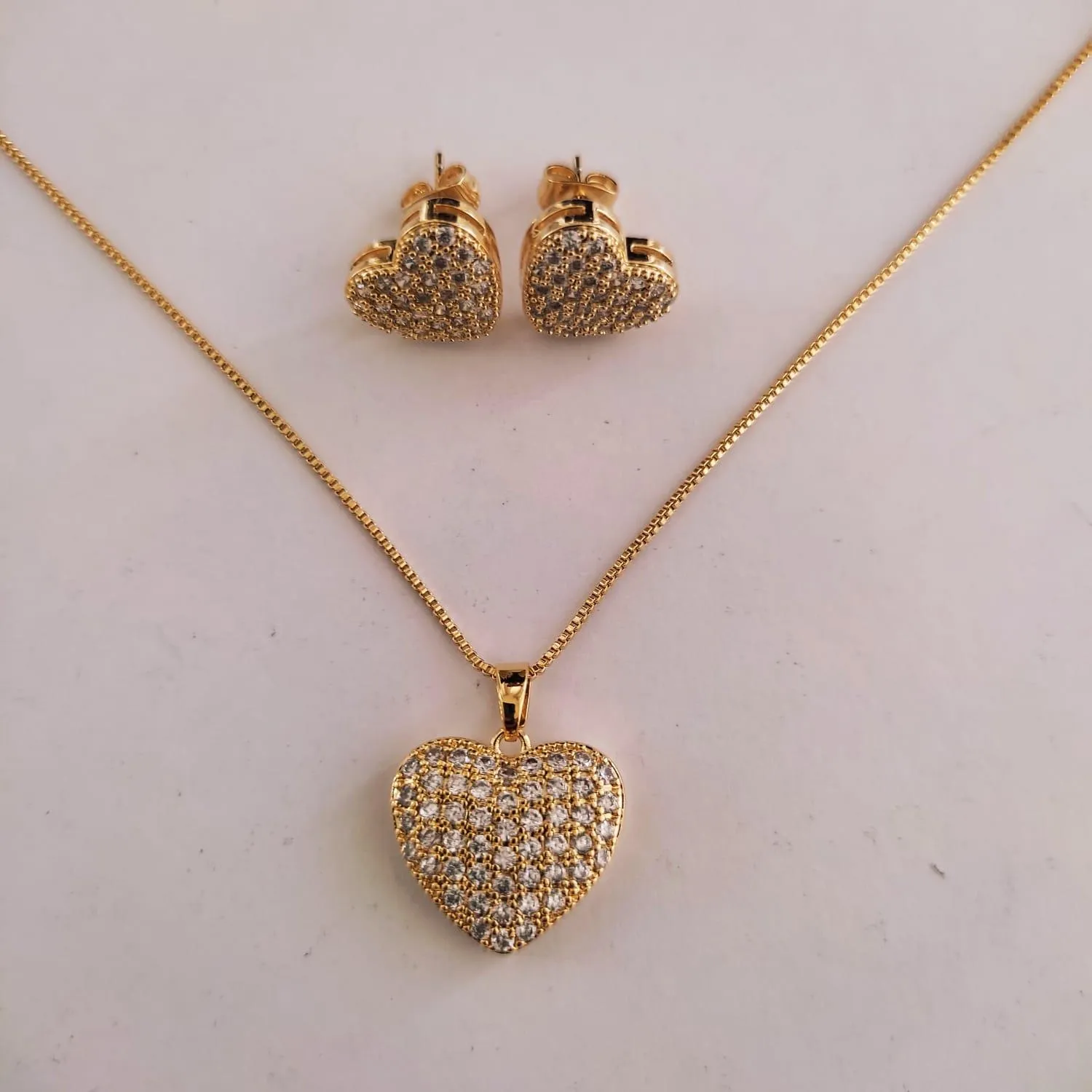 CONJUNTO DOURADO CORAÇÃO CRAVEJADO EM MICROZIRCÔNIAS CRISTAL