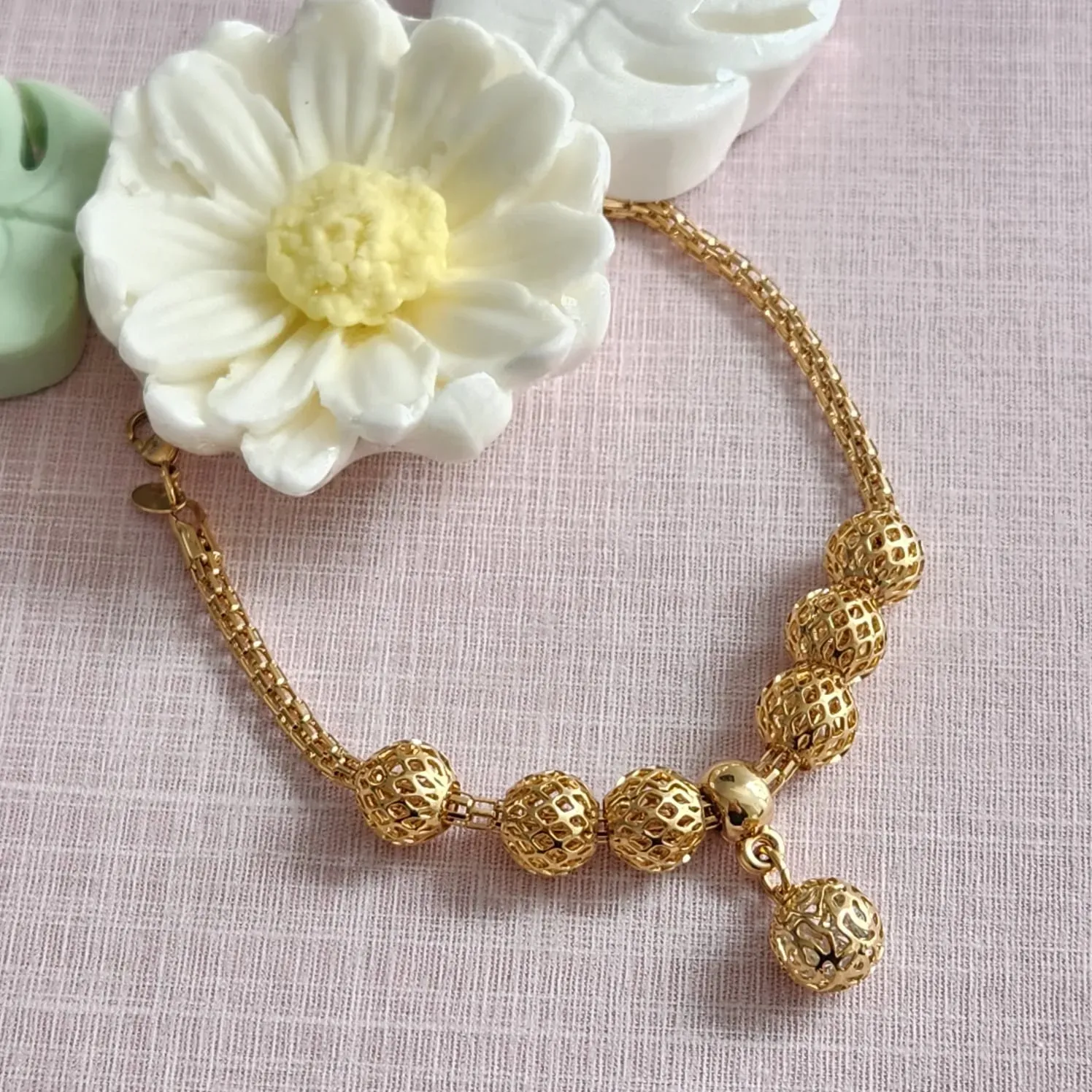 PULSEIRA DOURADA COM PINGENTES BOLA