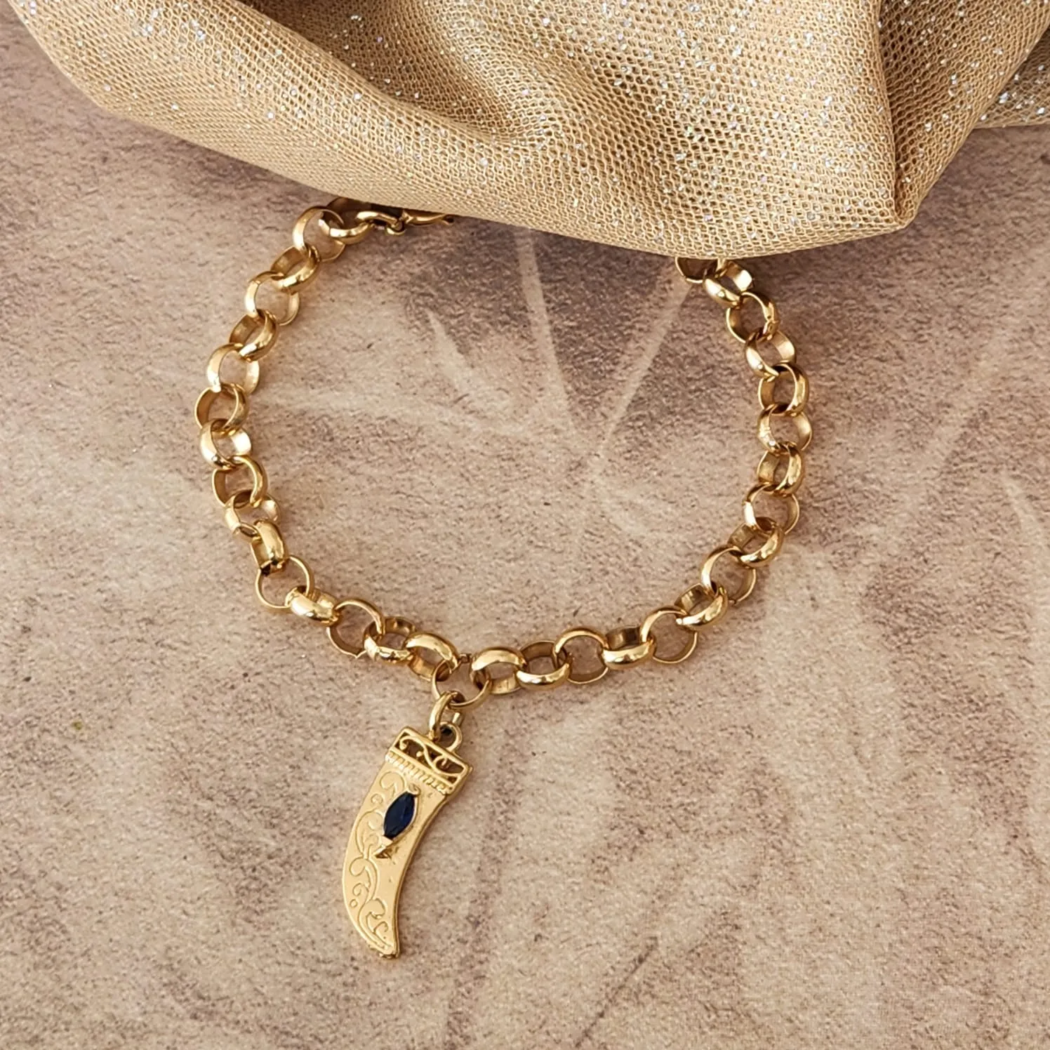 PULSEIRA DOURADA ELO PRTUGUÊS PINGENTE DENTE DE SABRE SAFIRA
