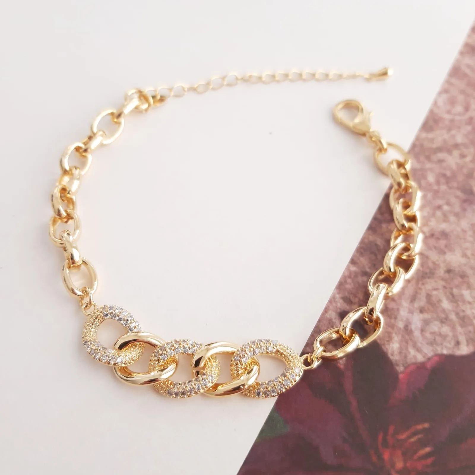 PULSEIRA DOURADA ELOS DETALHES EM MICROZIRCÔNIAS CRISTAL