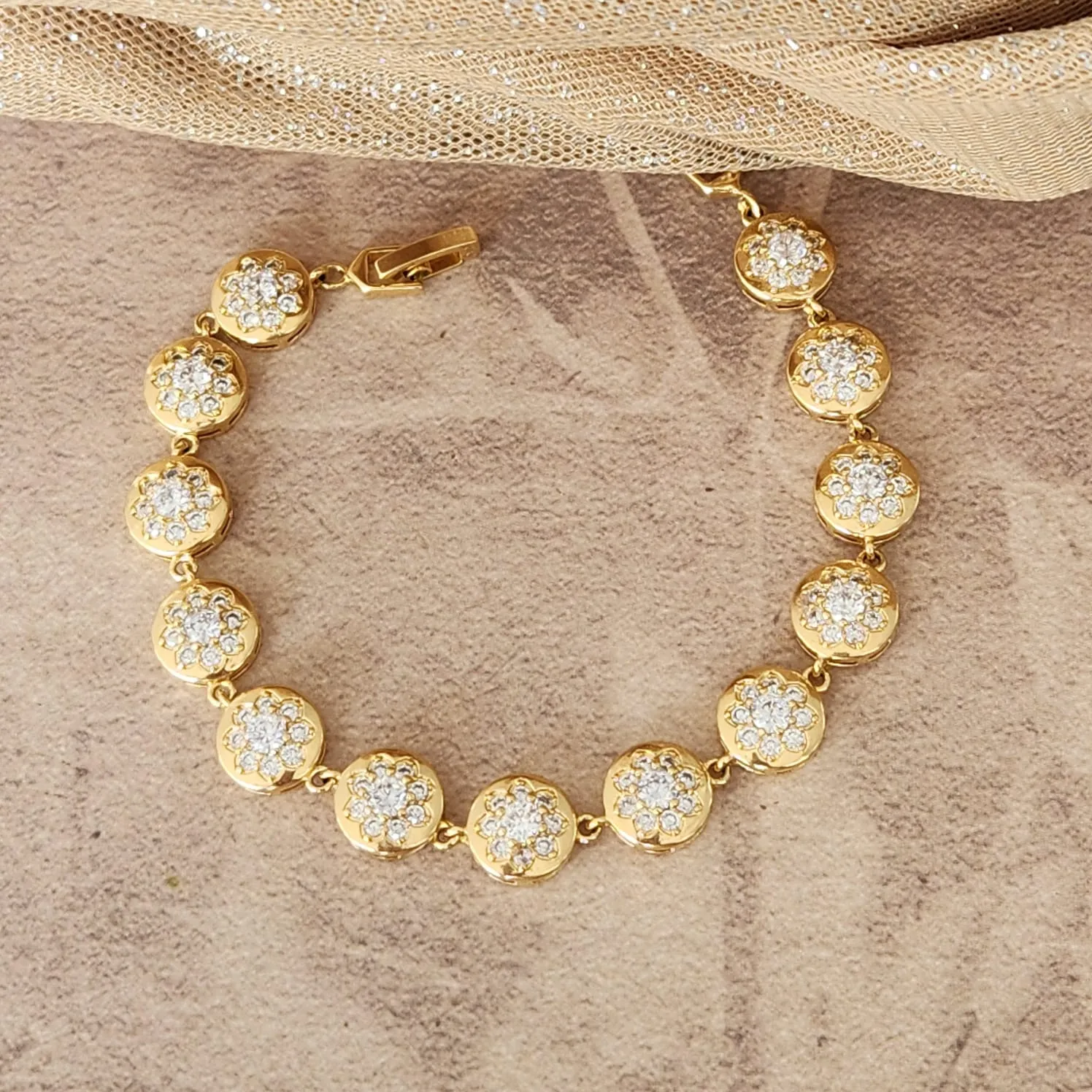 PULSEIRA DOURADA FLÔR CRAVEJADA EM MICROZIRCÔNIAS CRISTAL