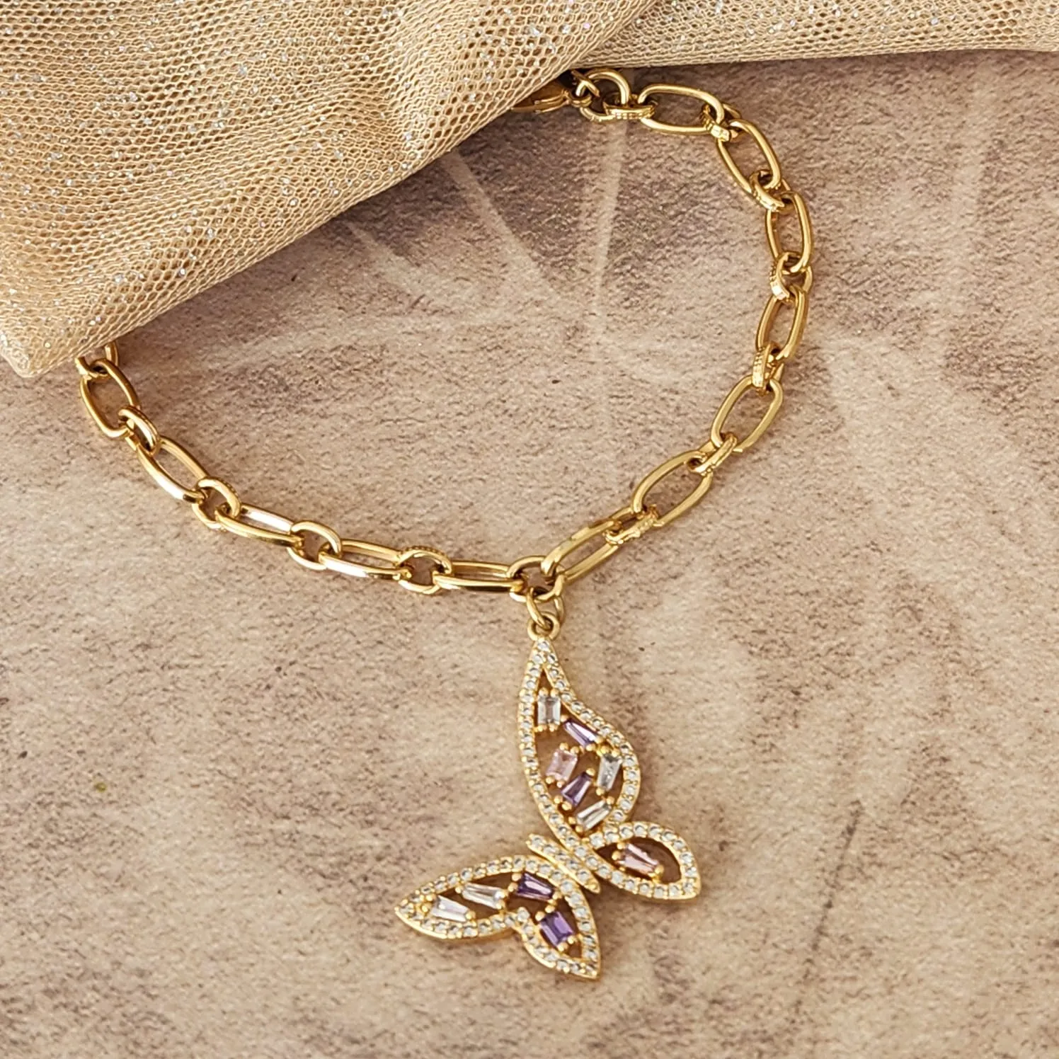 PULSEIRA DOURADA PINGENTE BORBOLETA CRAVEJADO MICROZIRCÔNIAS MULTICOLORIDAS