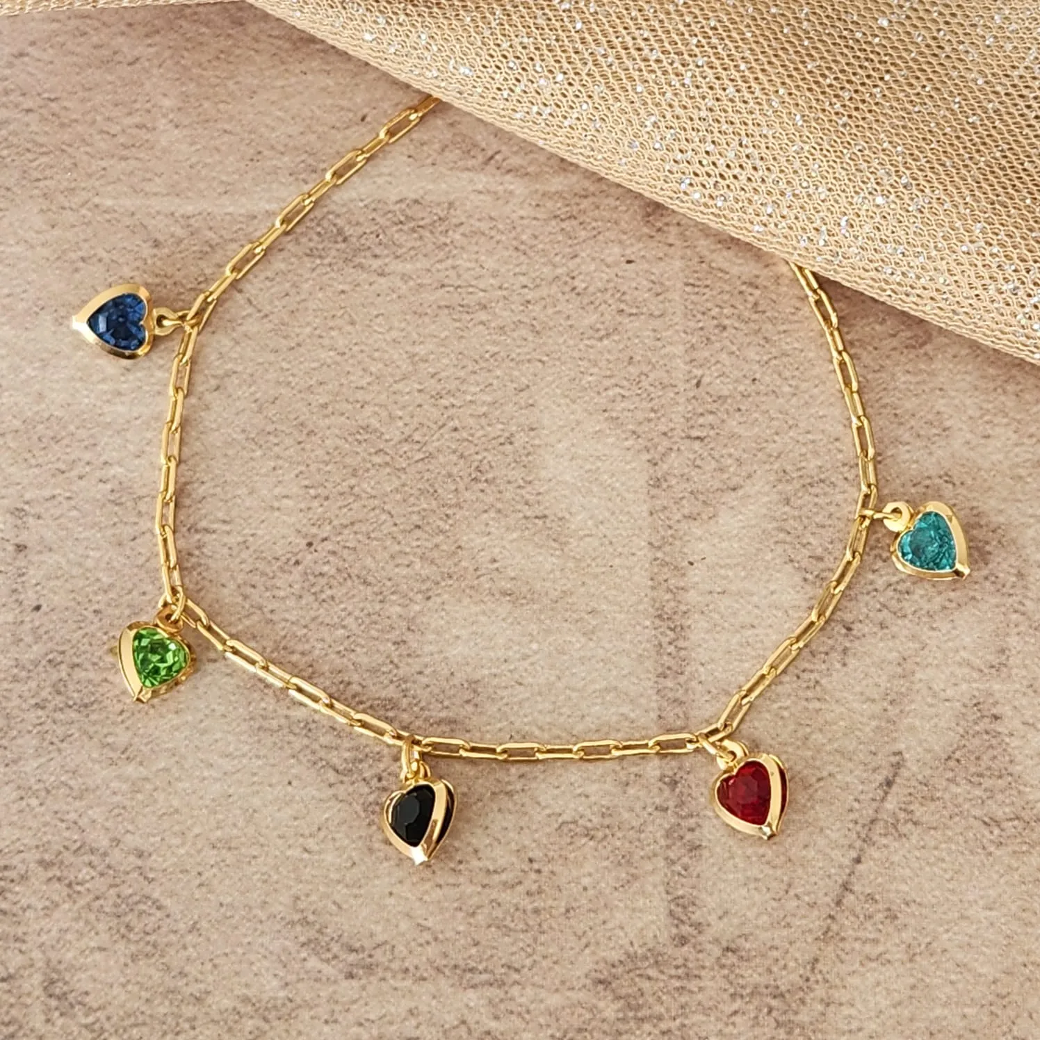 PULSEIRA DOURADA PINGENTES CORAÇÕES MULTICOLORIDOS