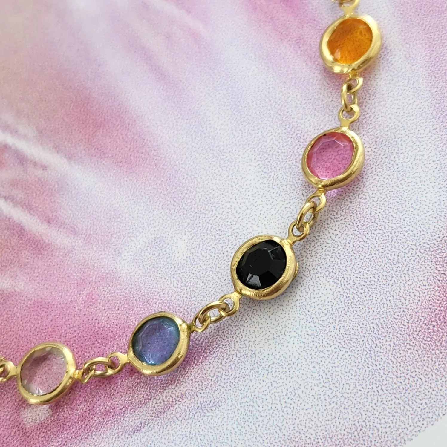 PULSEIRA DOURADA PEDRAS MULTICOLORIDAS REDONDAS