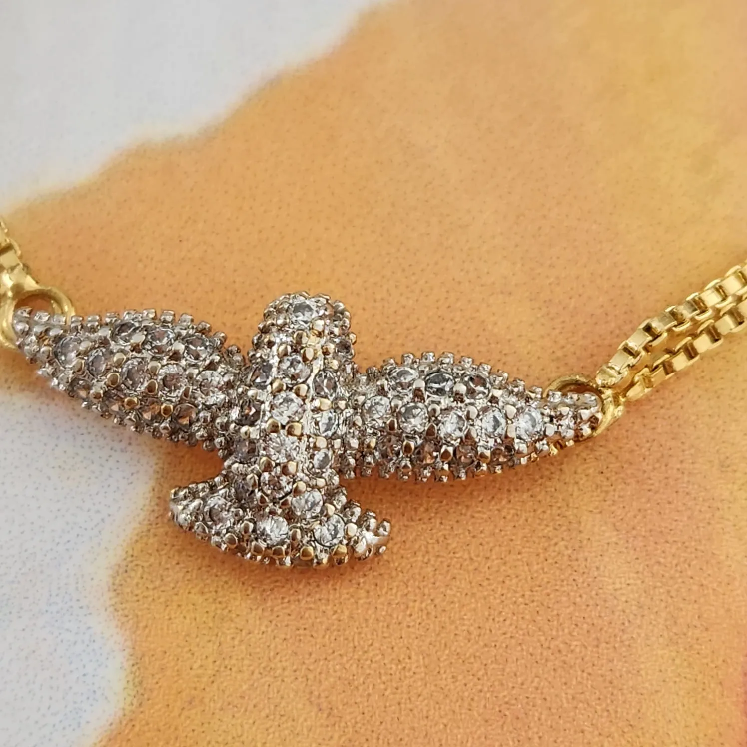 PULSEIRA DOURADA FIO DUPLO DIVINO ESPÍRITO SANTO CRAVEJADO MICROZIRCÔNIAS CRISTAL