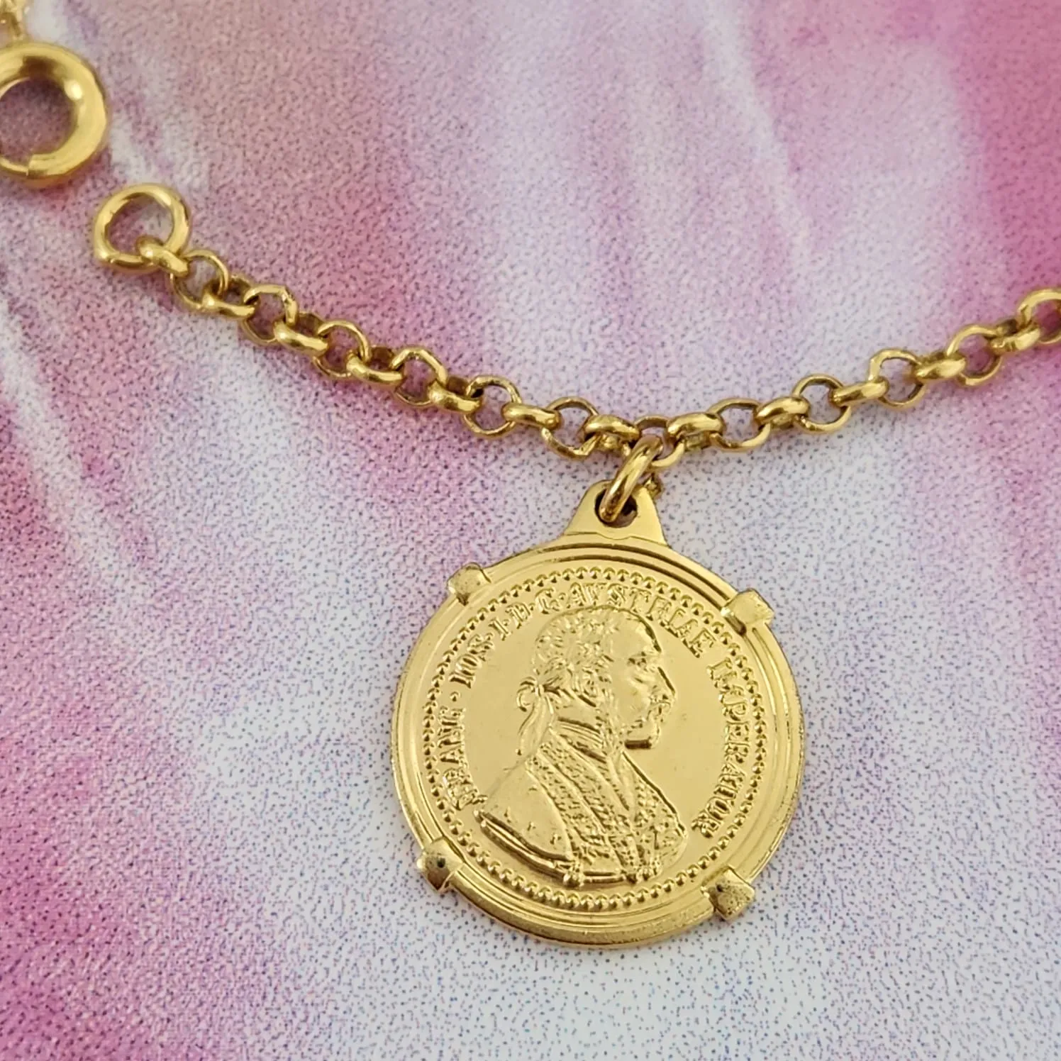 PULSEIRA DOURADA PINGENTE MEDALHA