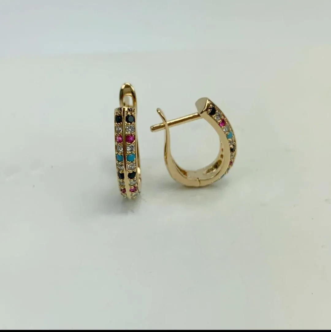 ARGOLINHA DOURADA CRAVEJADA EM MICROZIRCÔNIAS MULTICOLORIDAS
