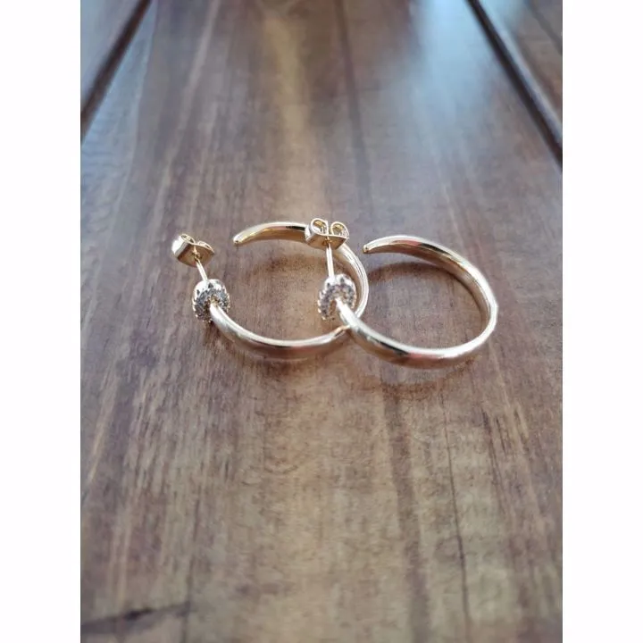 BRINCO DOURADO ARGOLINHA REDONDO DETALHE CRAVEJADO EM MICROZIRCÔNIAS CRISTAL