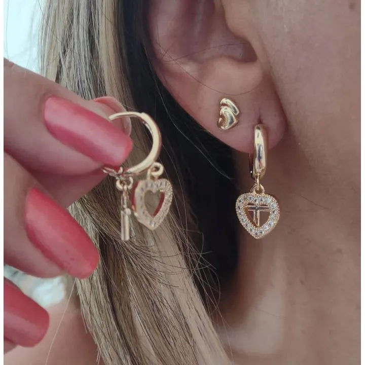 ARGOLINHA DOURADA CORAÇÃO E CRUZ CRAVEJADO EM MICROZIRCÔNIAS CRISTAL