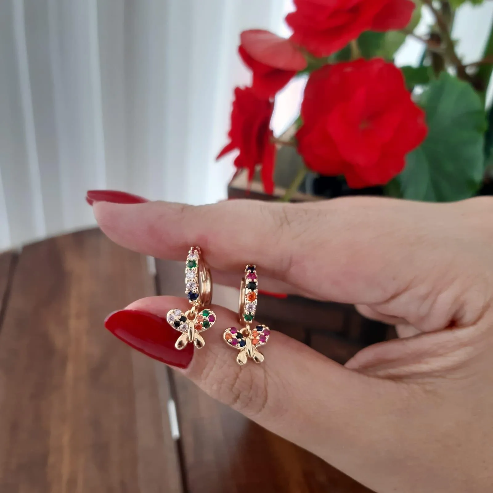 ARGOLINHA DOURADA BORBOLETA CRAVEJADA EM MICROZIRCÔNIAS MULTICOLORIDAS