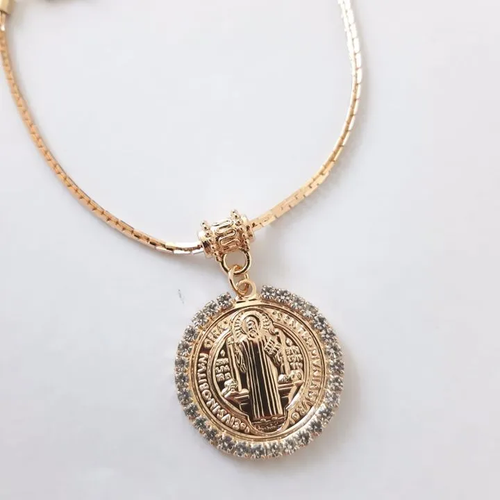 PULSEIRA DOURADA PINGENTE SÃO BENTO CRAVEJADO COM ZIRCÔNIAS CRISTAL