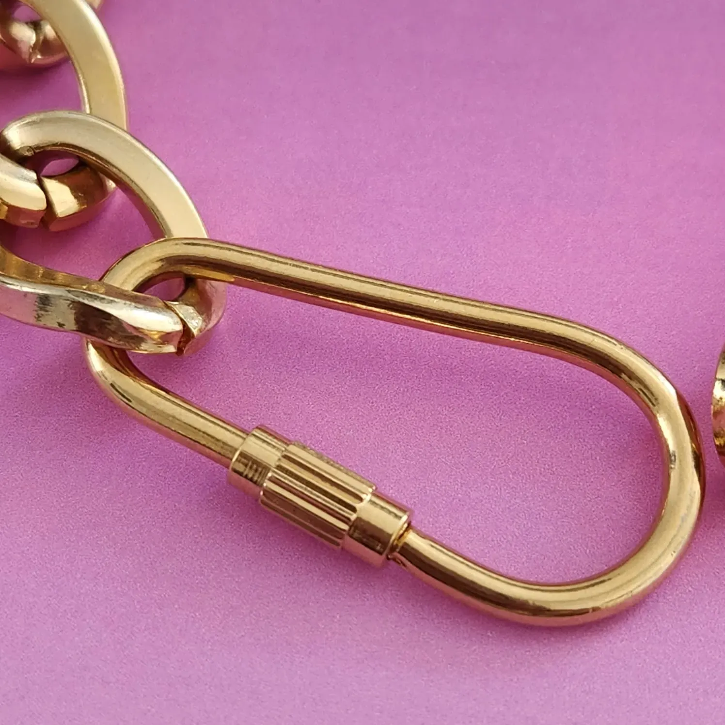 PULSEIRA  DOURADA ELOS GRANDES TRANÇADOS FECHO MOSQUETÃO
