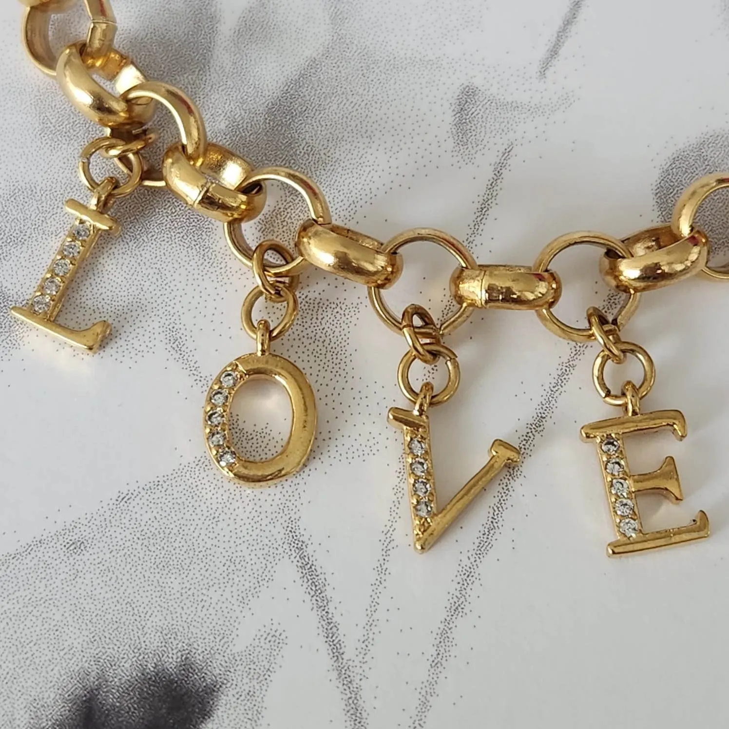 PULSEIRA DOURADA ELO PORTUGUÊS PINGENTE LOVE ZIRCÔNIAS CRISTAL