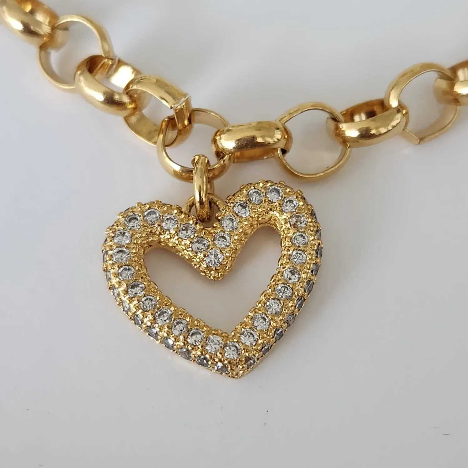PULSEIRA DOURADA PINGENTE CORAÇÃO ARREDONDADO CRAVEJADO ZIRCÔNIA CRISTAL