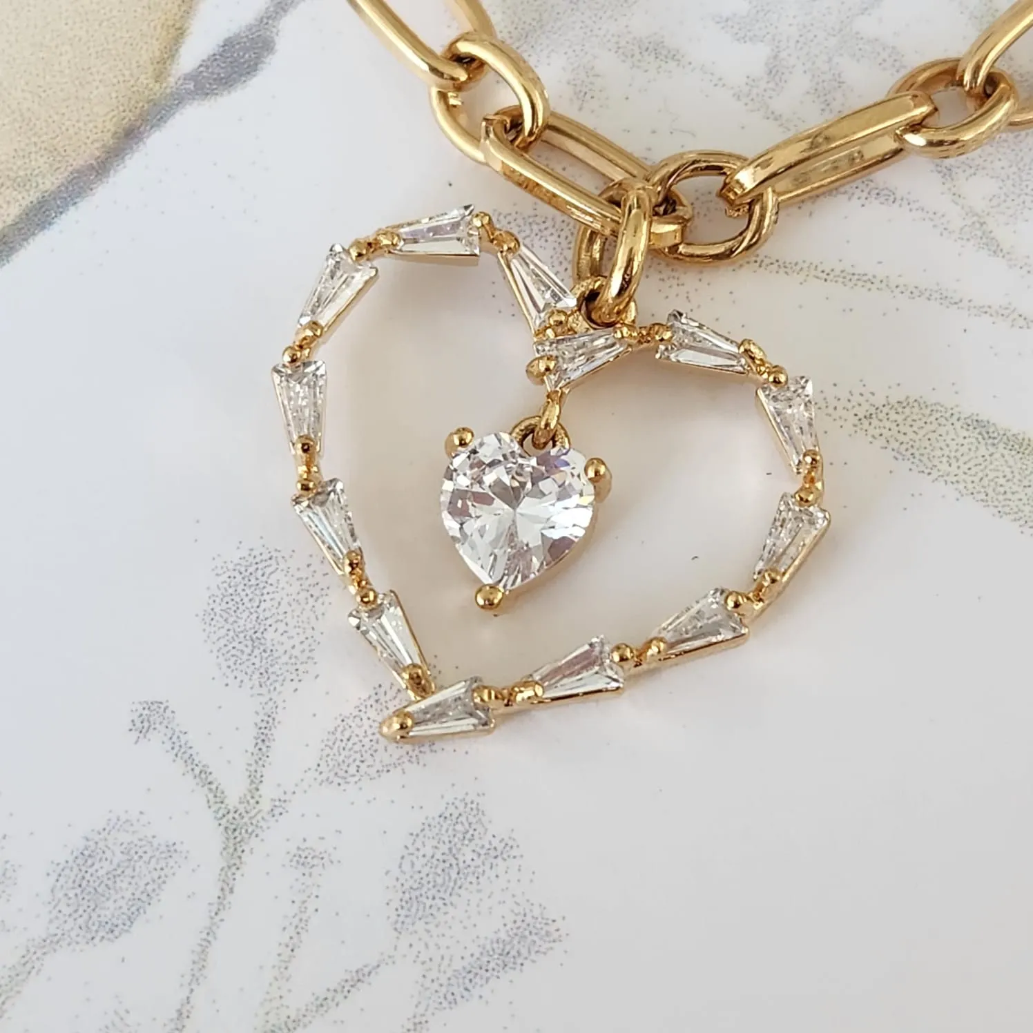 PULSEIRA DOURADA PINGENTE CORAÇÃO ZIRCÔNIAS CRISTAL