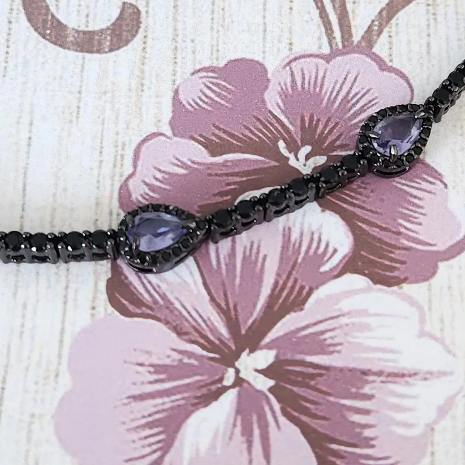 PULSEIRA RÓDIO NEGRO GOTAS LILÁS CRAVEJADA MICROZIRCÔNIAS NEGRAS