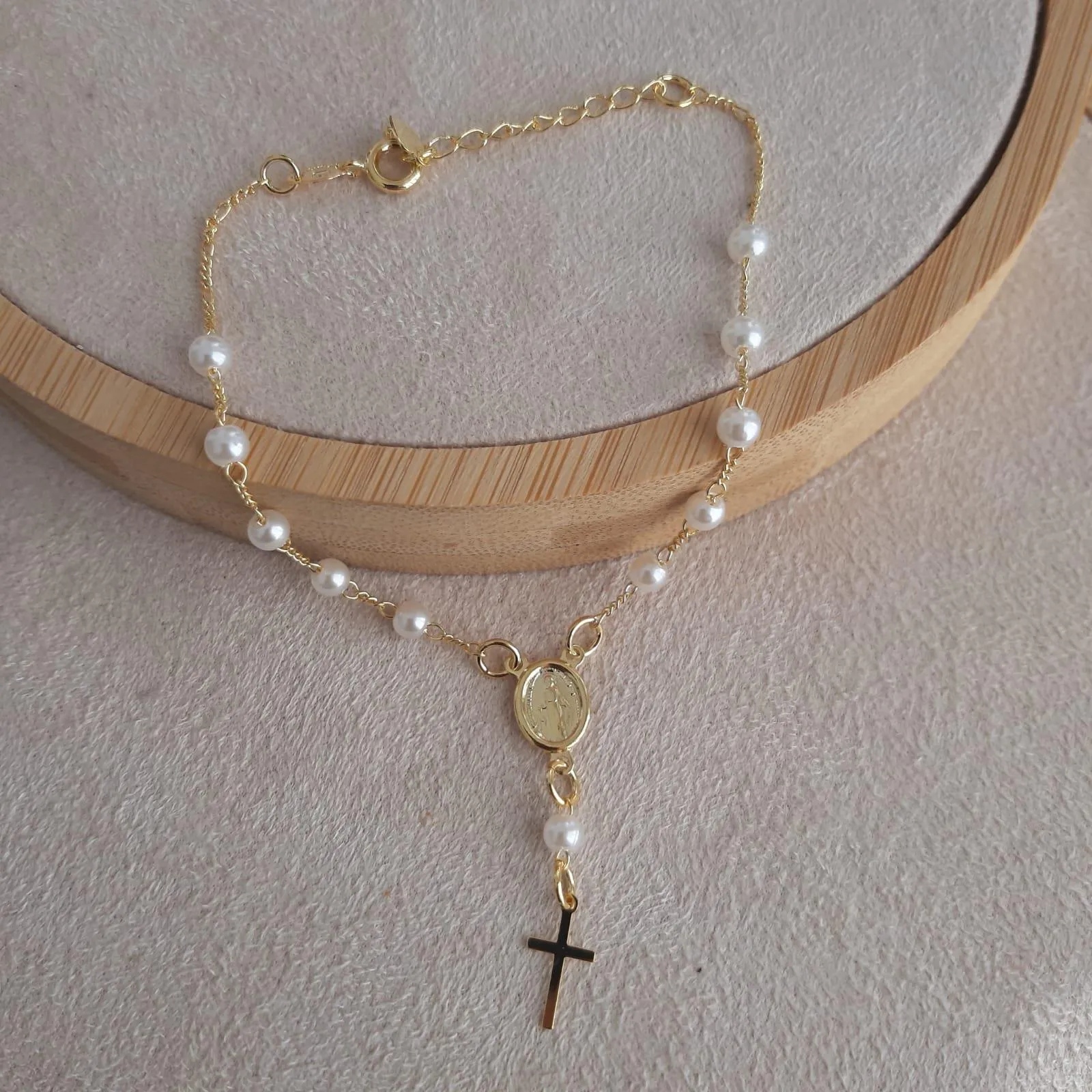 PULSEIRA DOURADA TERÇO PÉROLA NOSSA SENHORA DAS GRAÇAS E CRUZ