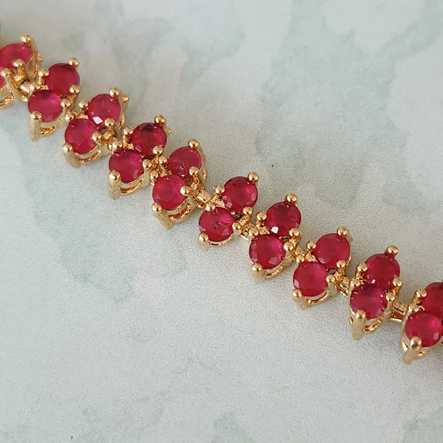 PULSEIRA DOURADA RIVIERA ZIRCÔNIAS RUBI