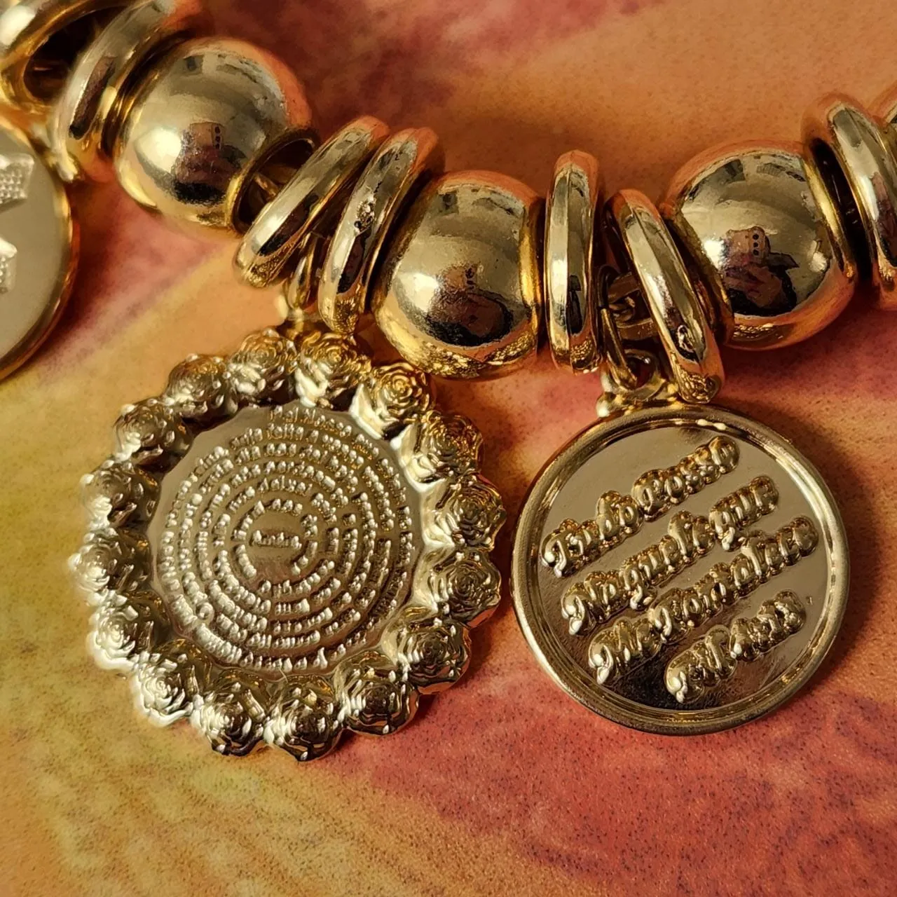 PULSEIRA DOURADA PINGENTES PAI NOSSO, CRUZ E  TUDO POSSO NAQUELE QUE ME FORTALECE