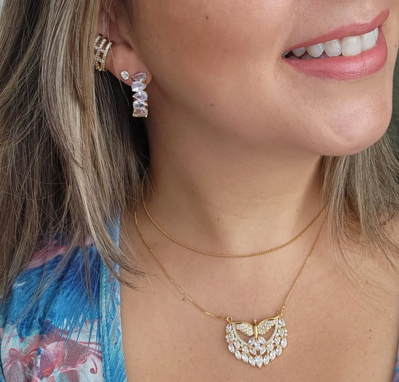 CONJUNTO DOURADO DIVINO ESPÍRITO SANTO CRAVEJADO EM MICROZIRCÔNIAS CRISTAL E ZIRCÔNIAS NAVETE CRISTAL E ARGOLA ZIRCÔNIAS NAVETE CRISTAL
