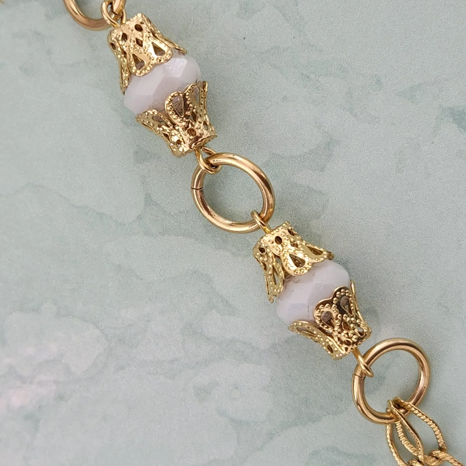 PULSEIRA DOURADA PEDRAS BRANCAS E ELOS