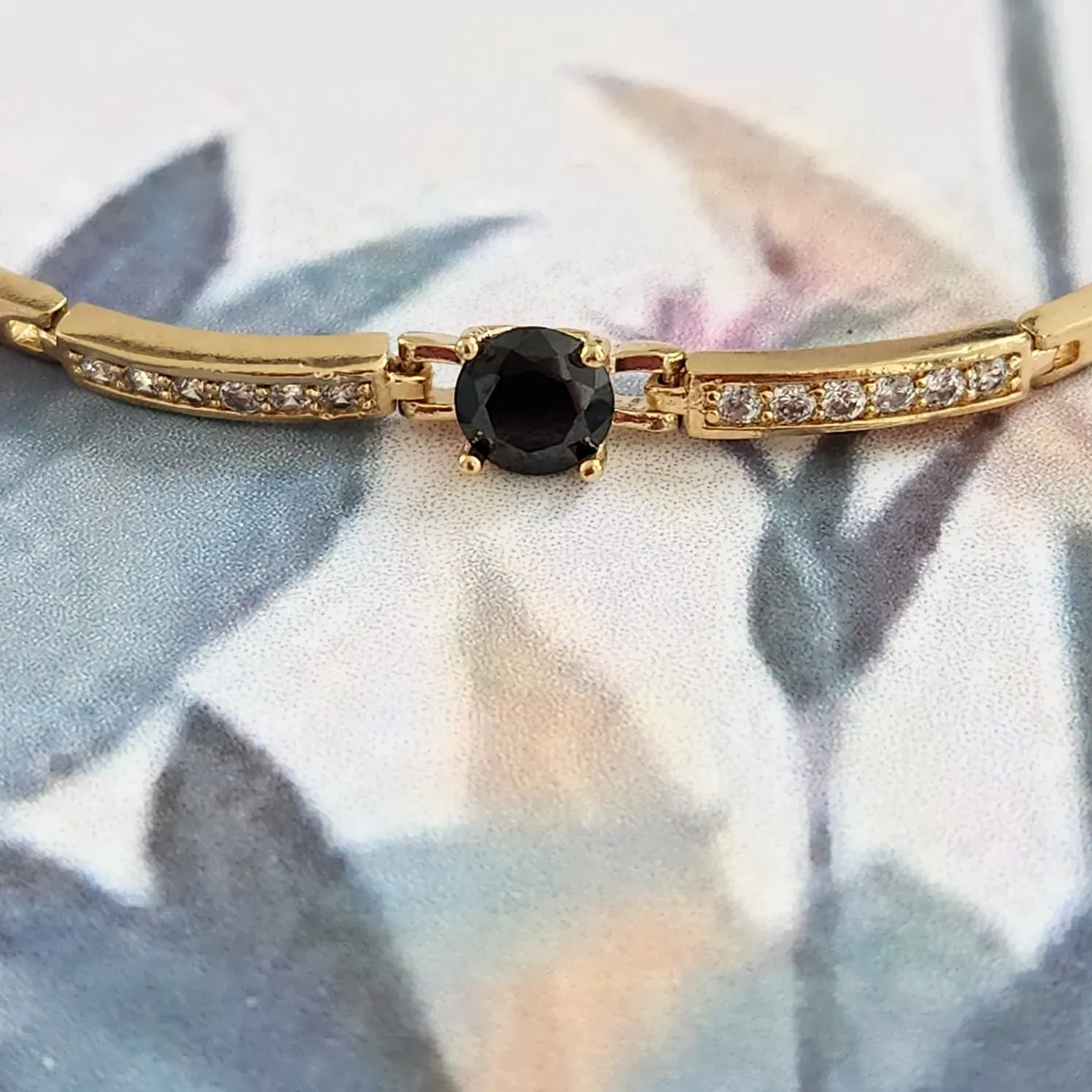PULSEIRA DOURADA CRAVEJADA MICROZIRCÔNIAS CRISTAL ZIRCÔNIA NEGRA