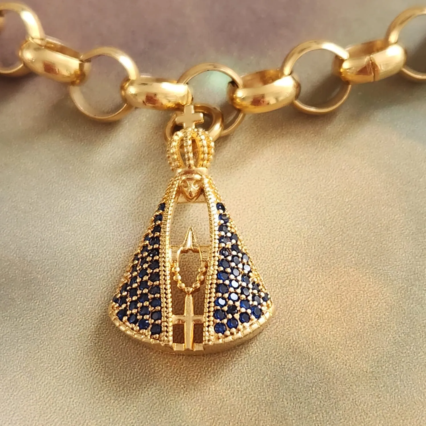 PULSEIRA DOURADA CORRENTE ELO PORTUGUÊS NOSSA SENHORA APARECIDA CRAVEJADA EM MICROZIRCÔNIAS SAFIRA