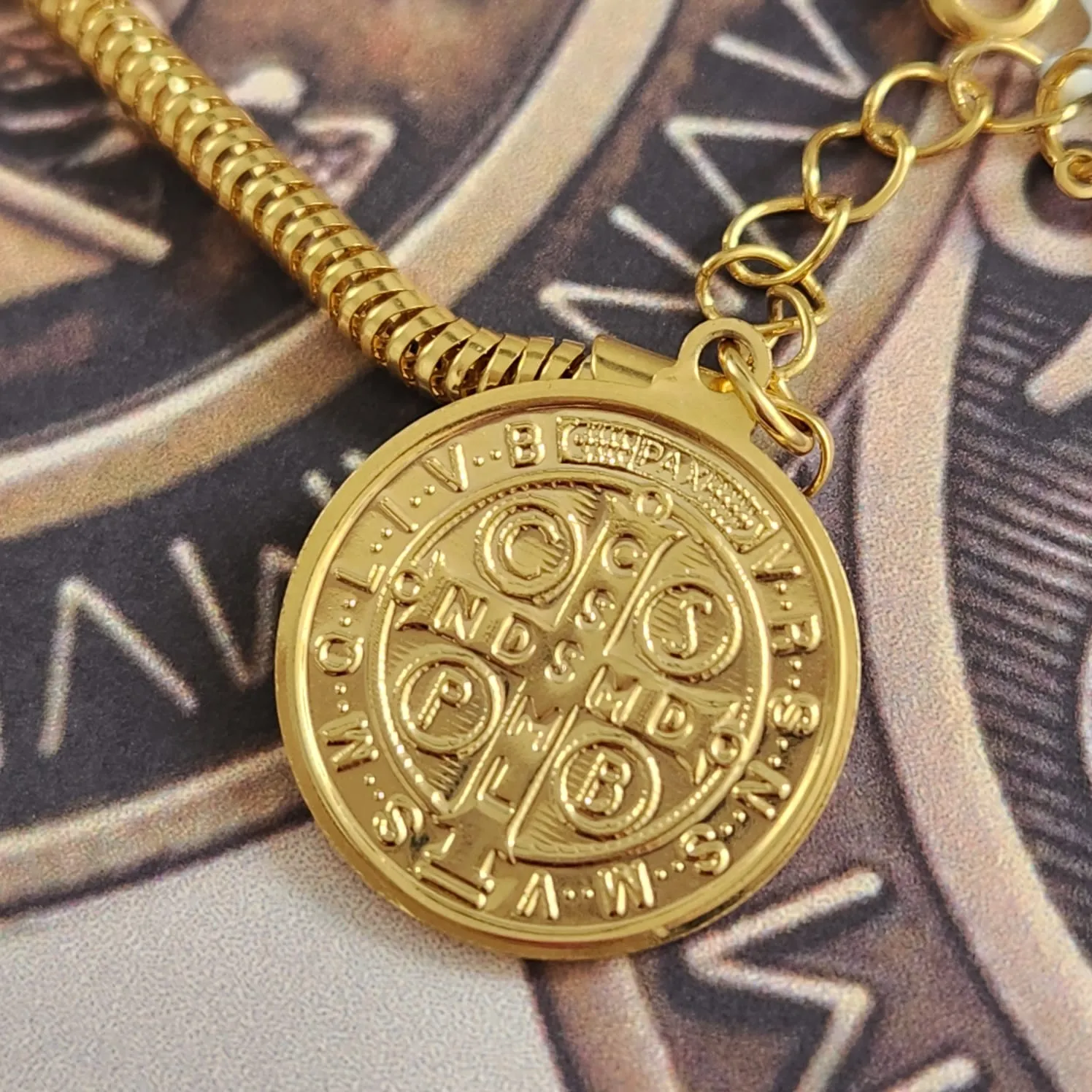 PULSEIRA DOURADA PINGENTE SÃO BENTO