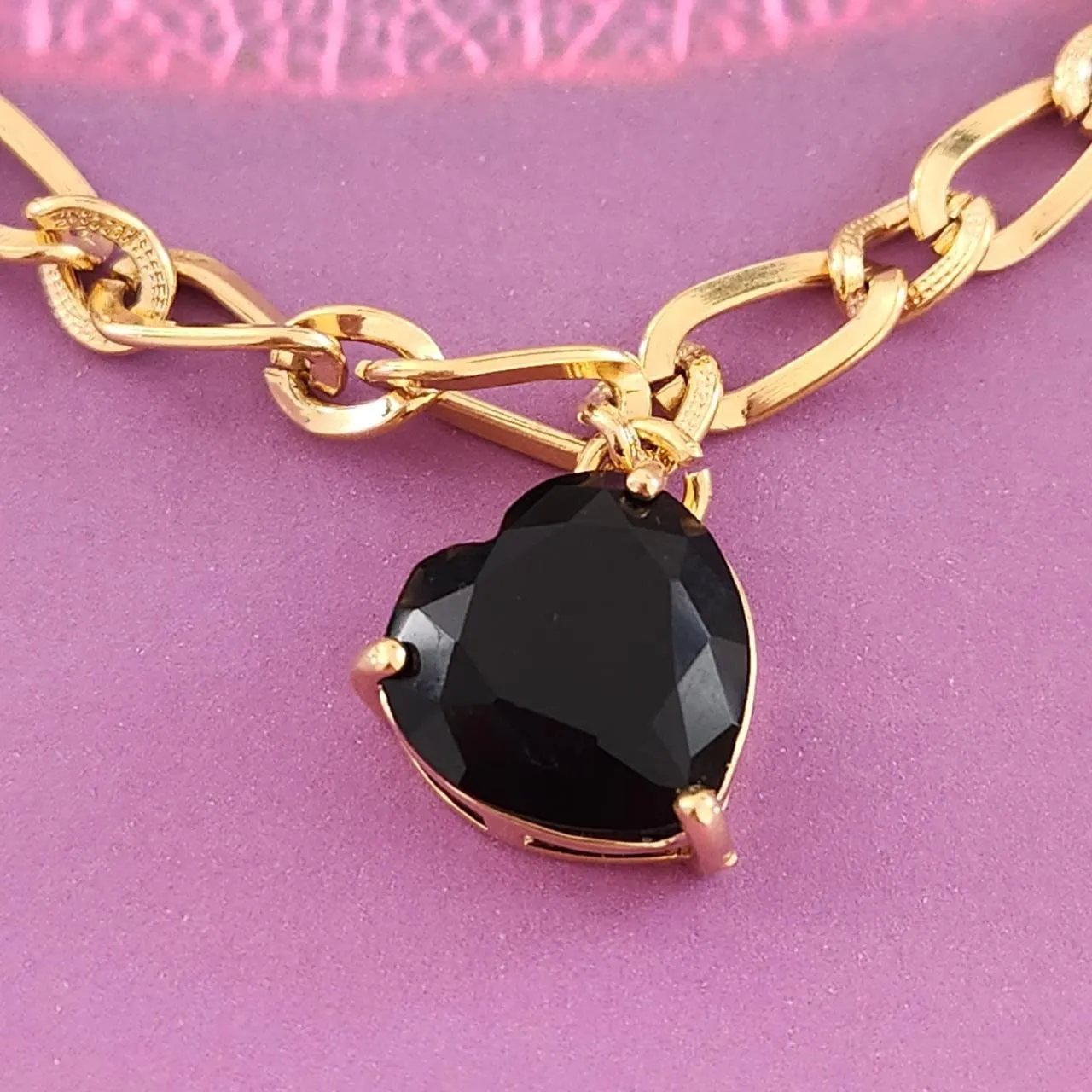 PULSEIRA DOURADA PINGENTE CORAÇÃO PEDRA NEGRA