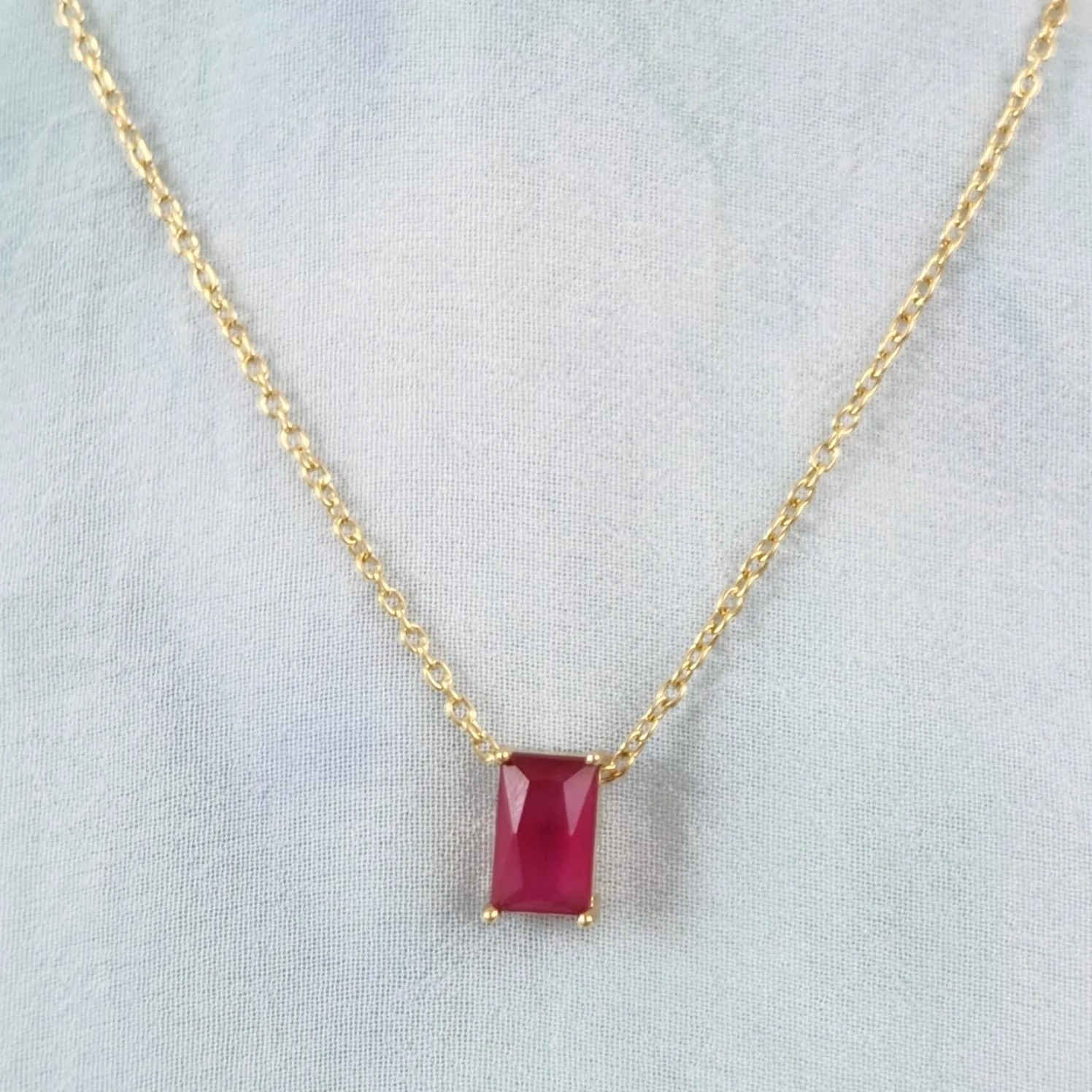 COLAR DOURADO PINGENTE RETANGULAR ROSA