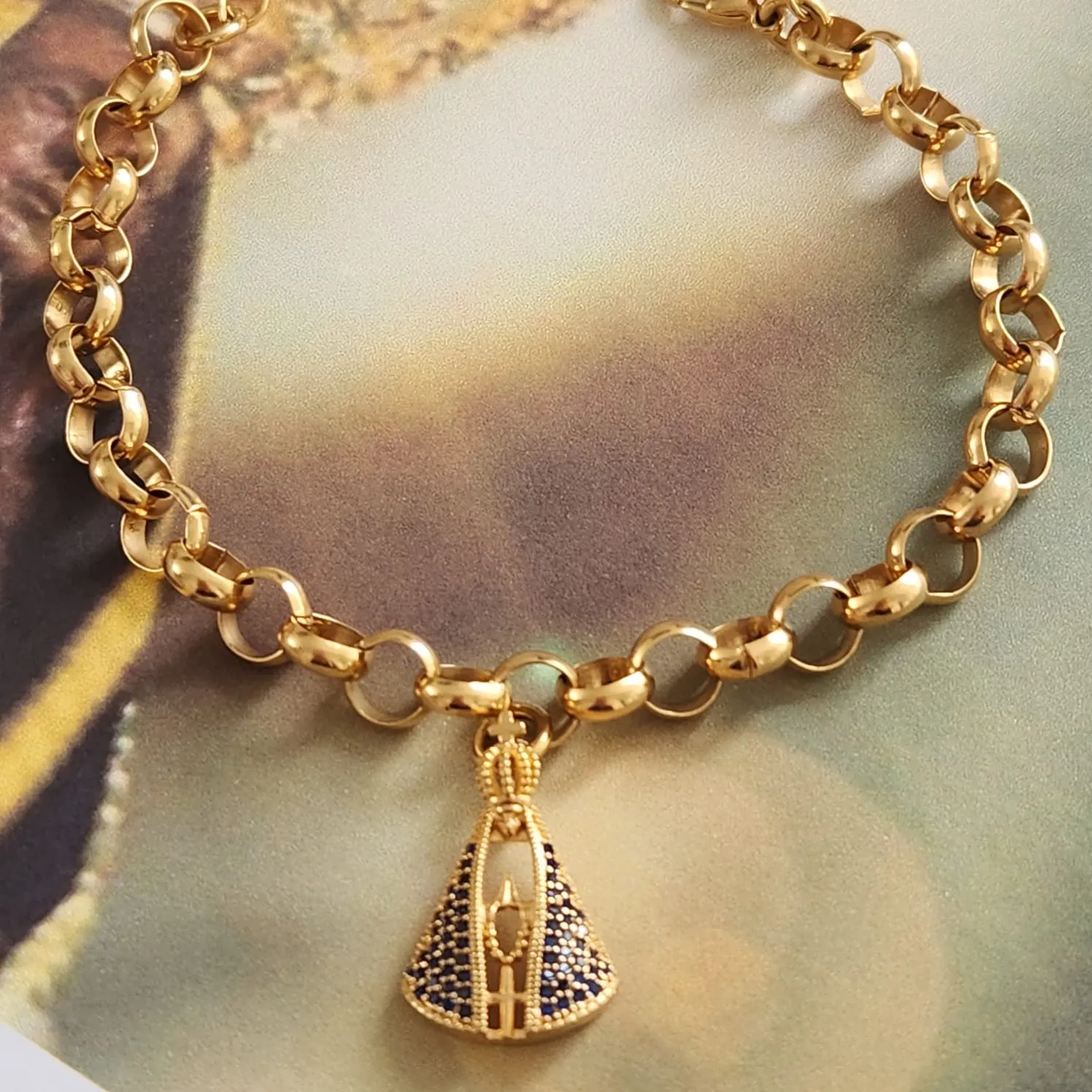 PULSEIRA DOURADA CORRENTE ELO PORTUGUÊS NOSSA SENHORA APARECIDA CRAVEJADA EM MICROZIRCÔNIAS SAFIRA