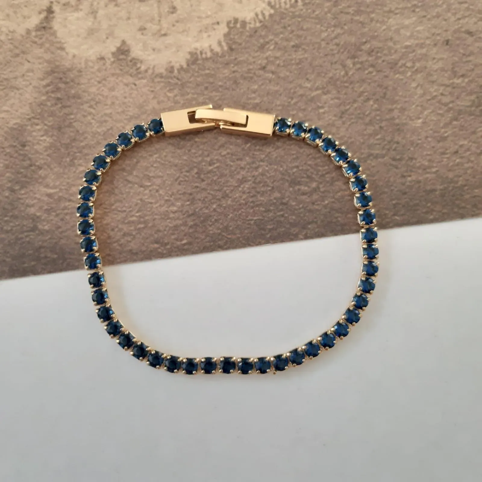 PULSEIRA DOURADA CRAVEJADA EM ZIRCÔNIAS SAFIRA