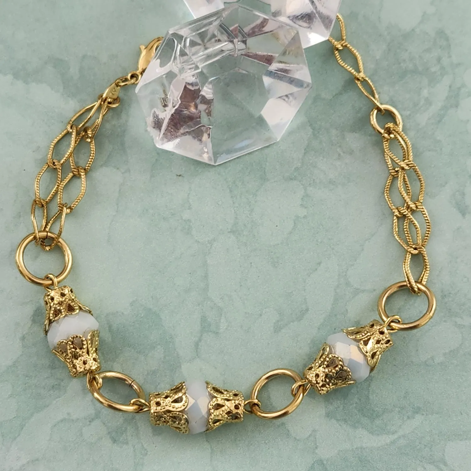 PULSEIRA DOURADA PEDRAS BRANCAS E ELOS