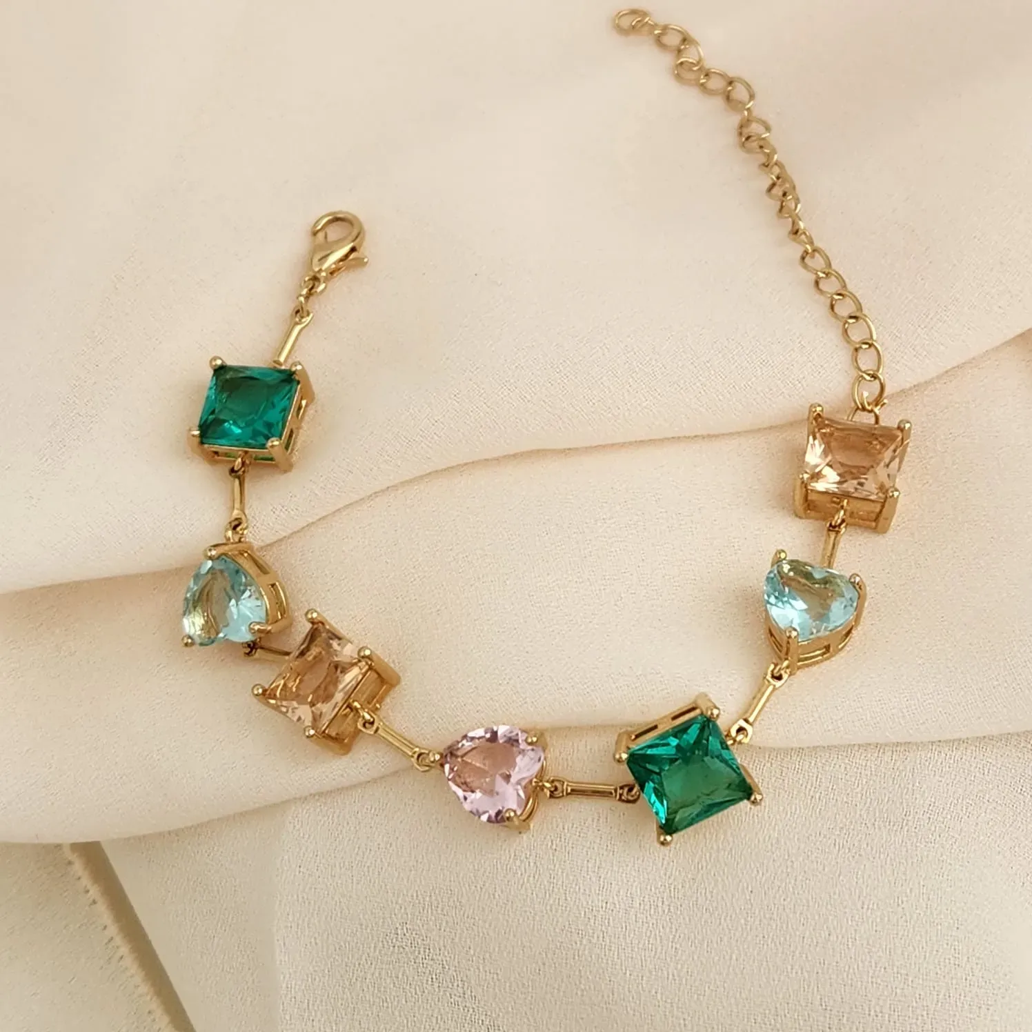 PULSEIRA DOURADA PEDRAS QUADRADO E CORAÇÃO COLORIDOS
