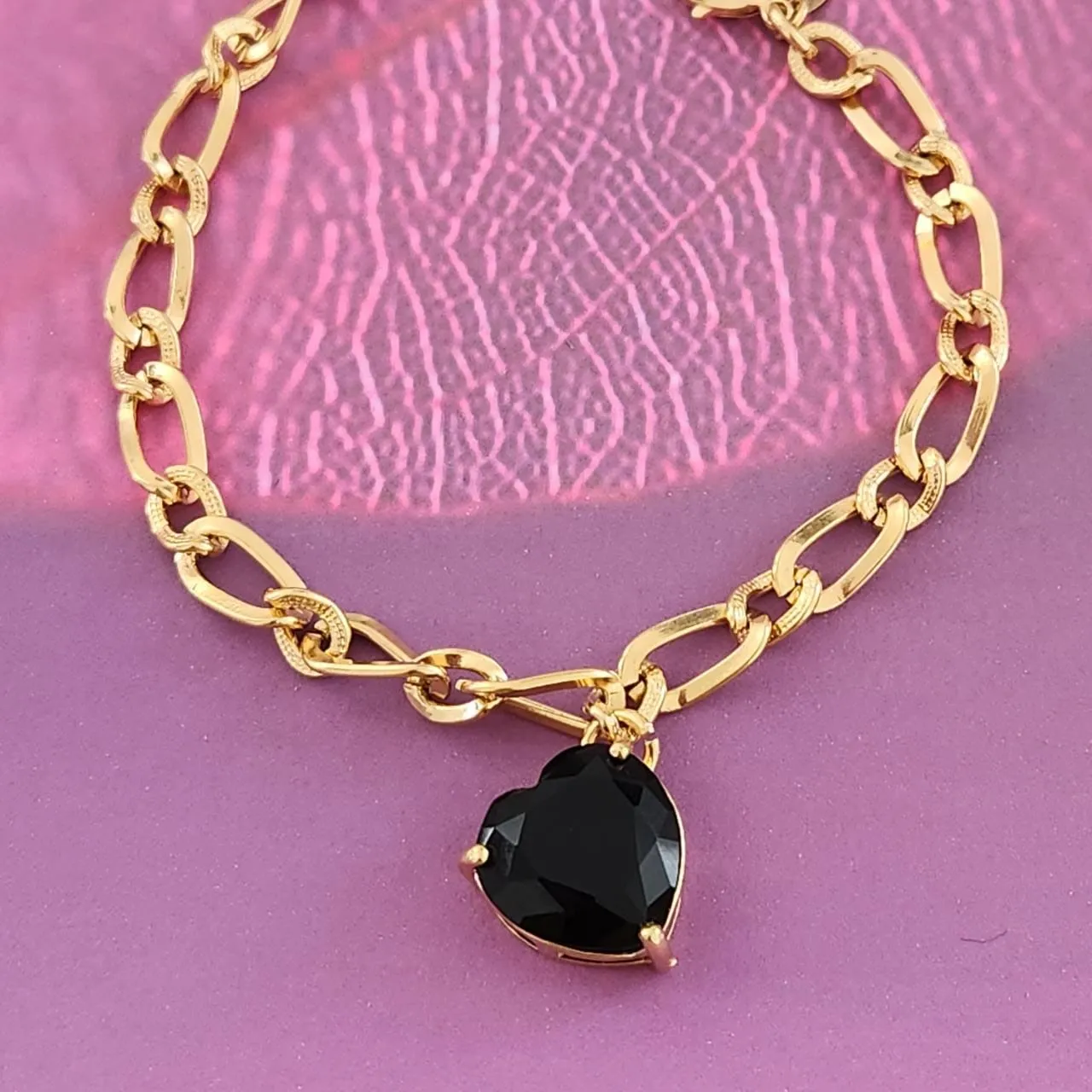 PULSEIRA DOURADA PINGENTE CORAÇÃO PEDRA NEGRA