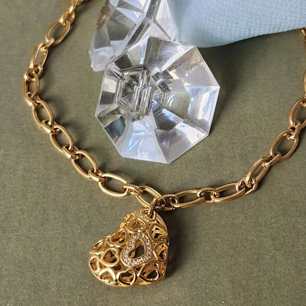 PULSEIRA DOURADA PINGENTE CORAÇÃO VAZADO