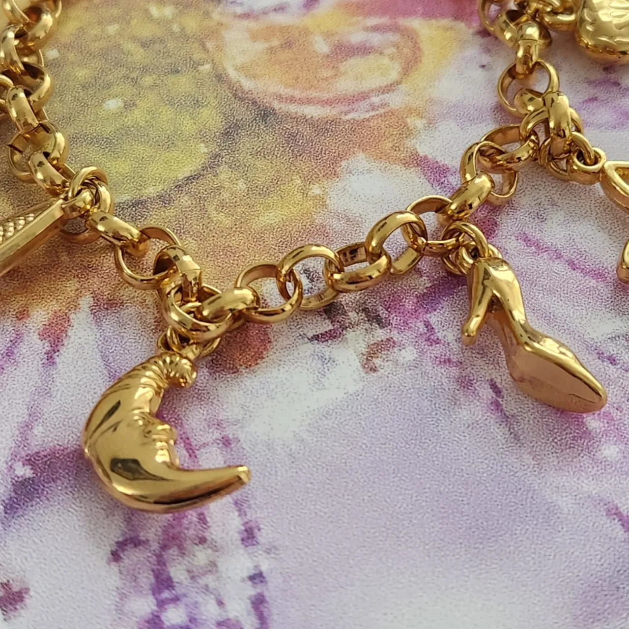 PULSEIRA DOURADA PINGENTES DIVERSOS
