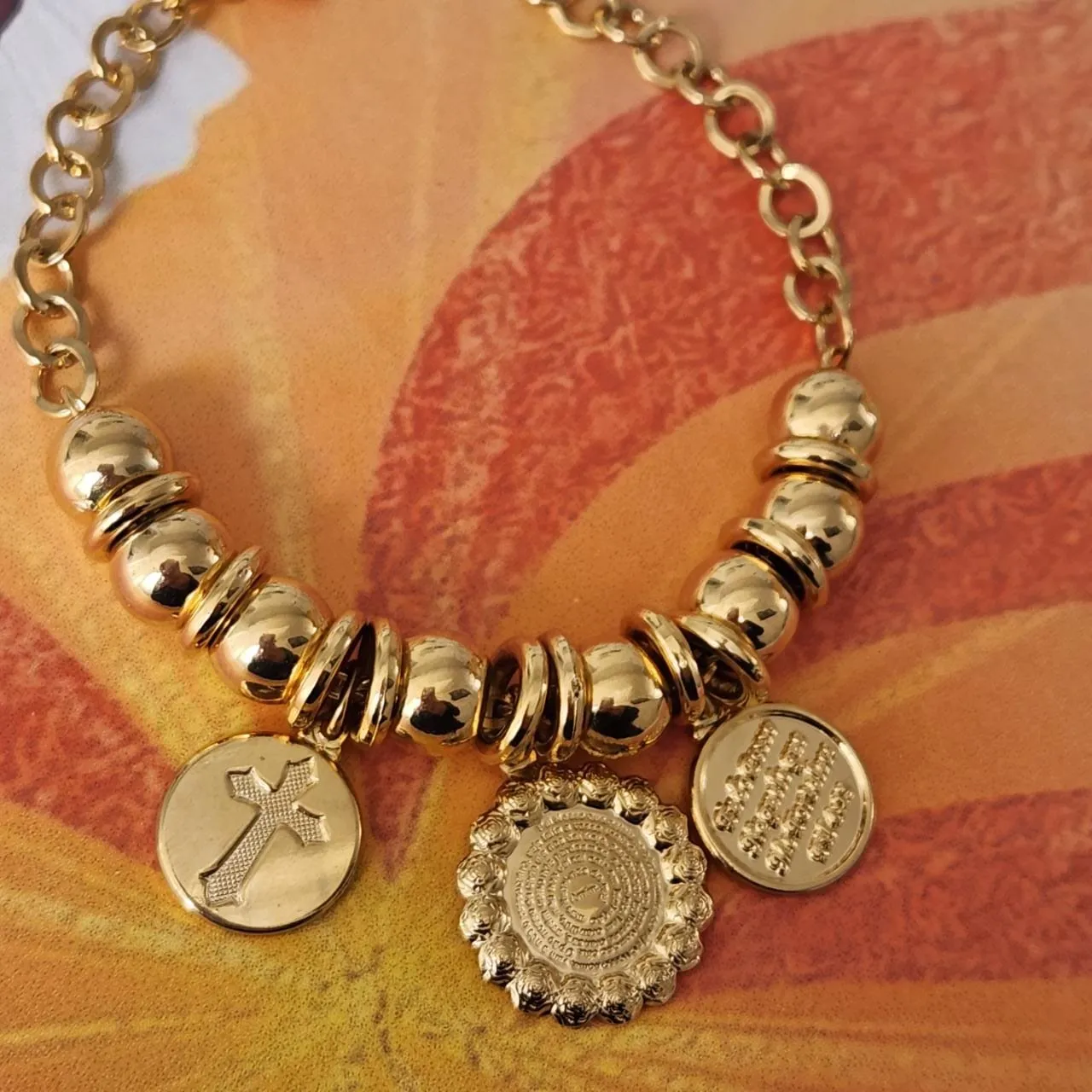 PULSEIRA DOURADA PINGENTES PAI NOSSO, CRUZ E  TUDO POSSO NAQUELE QUE ME FORTALECE
