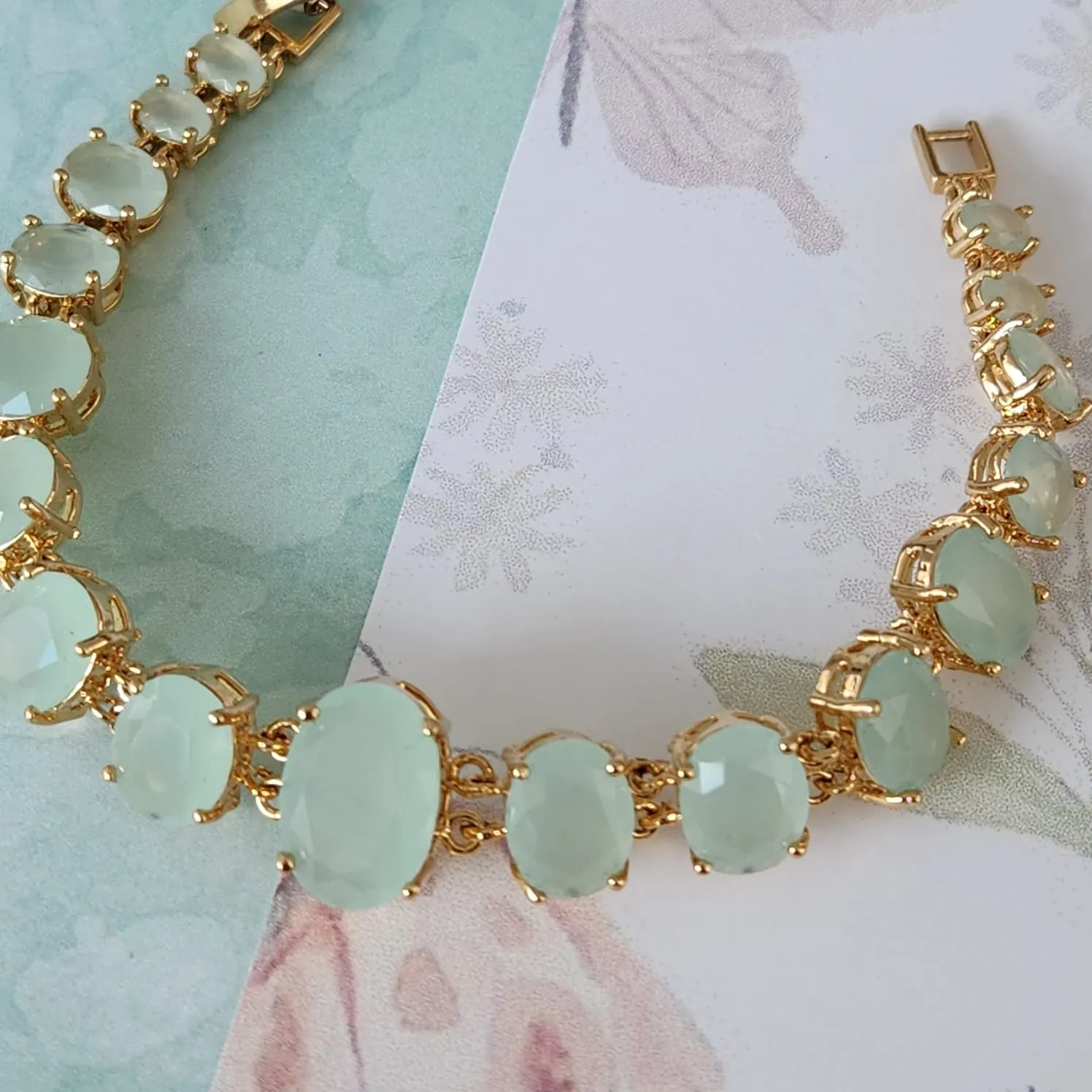 PULSEIRA DOURADA RIVIERA ZIRCÔNIAS OVAL VERDE CLARO LEITOSO