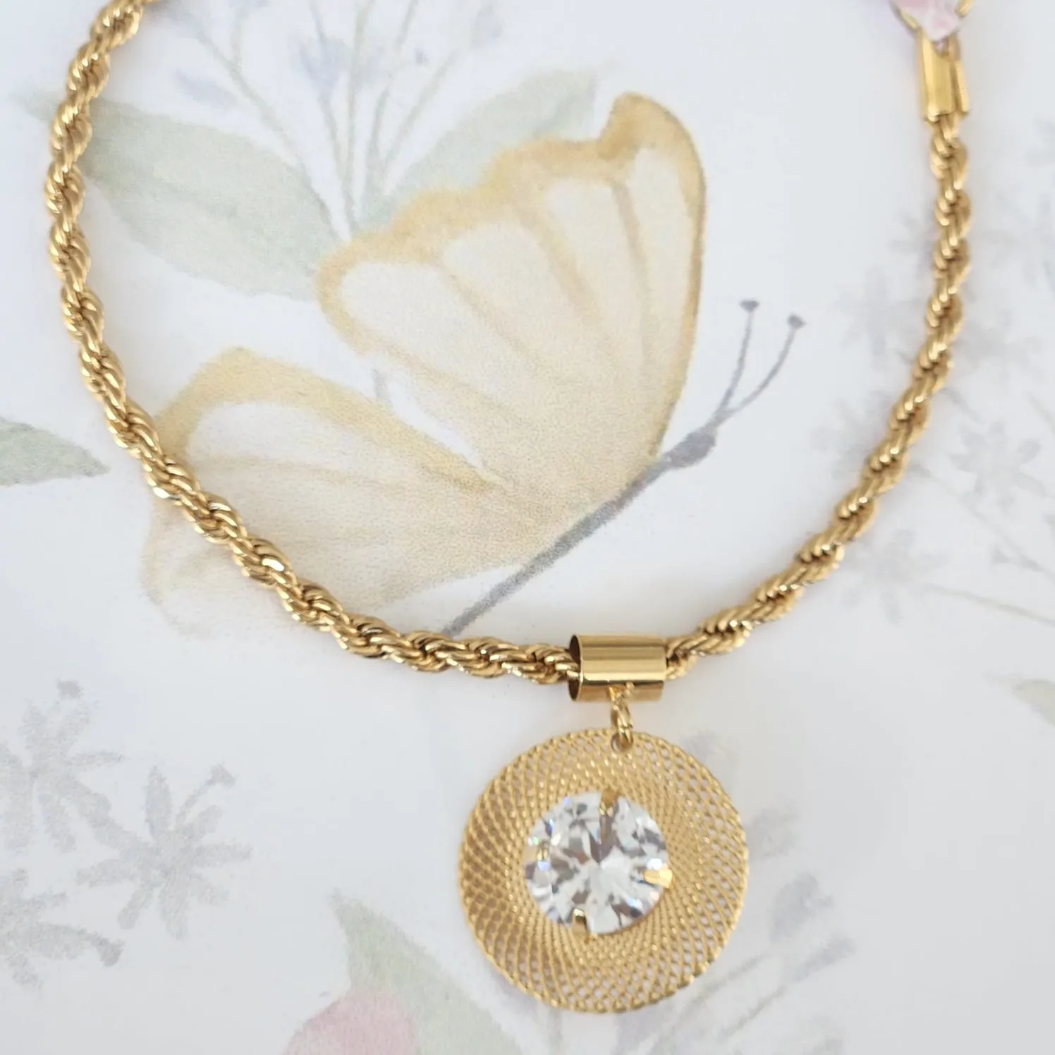 PULSEIRA DOURADA TRANÇADA PINGENTE CÍRCULO COM ZIRCÔNIA CRISTAL