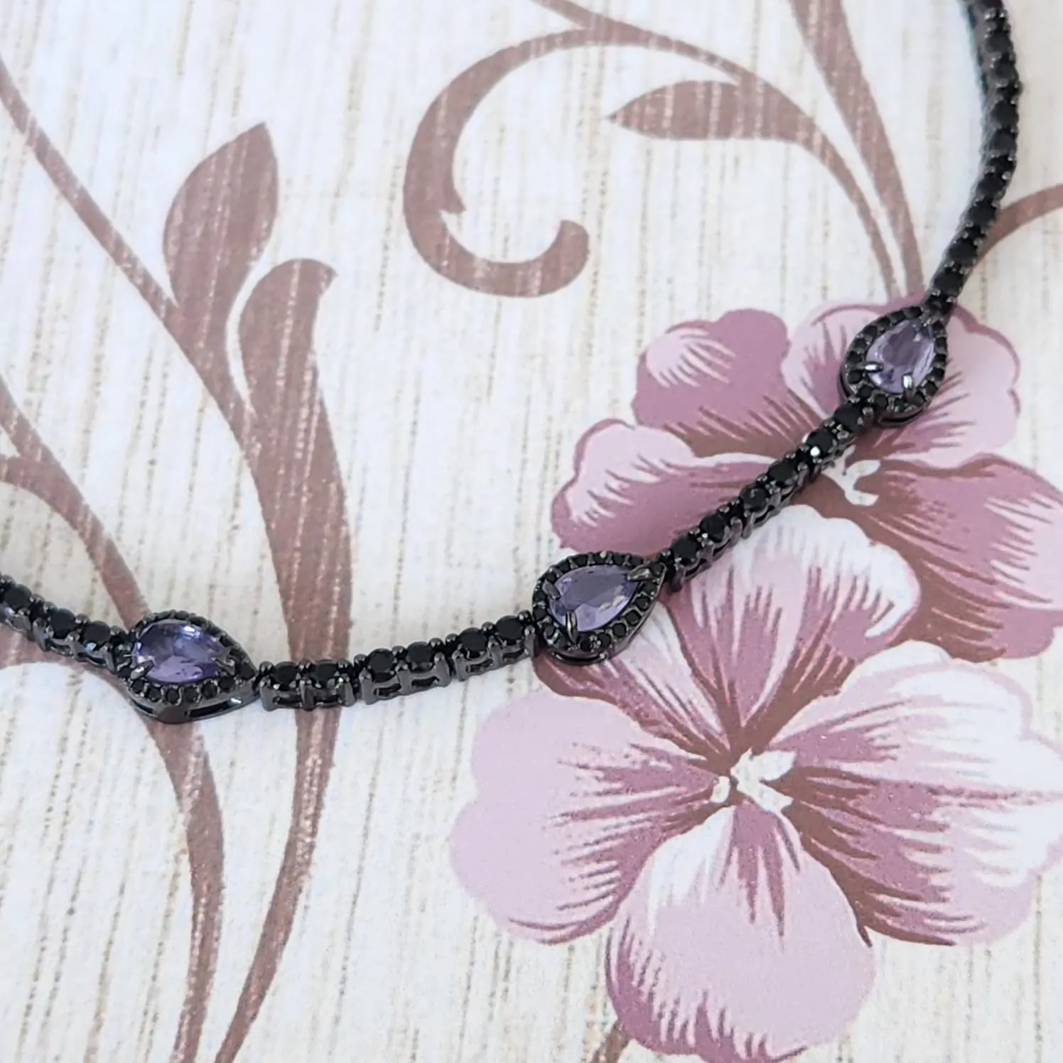 PULSEIRA RÓDIO NEGRO GOTAS LILÁS CRAVEJADA MICROZIRCÔNIAS NEGRAS