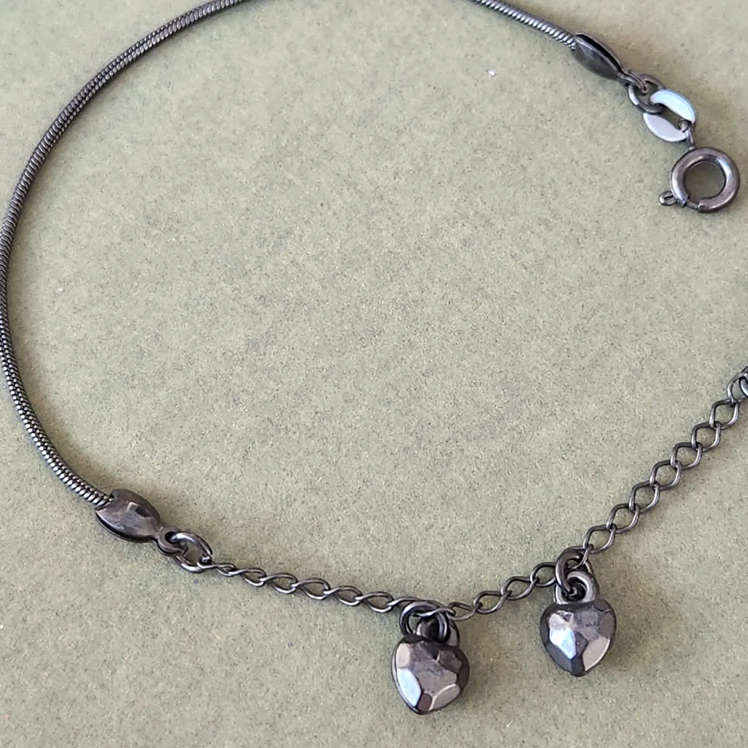 PULSEIRA RÓDIO NEGRO INFANTIL CORAÇÃO PENDURADO
