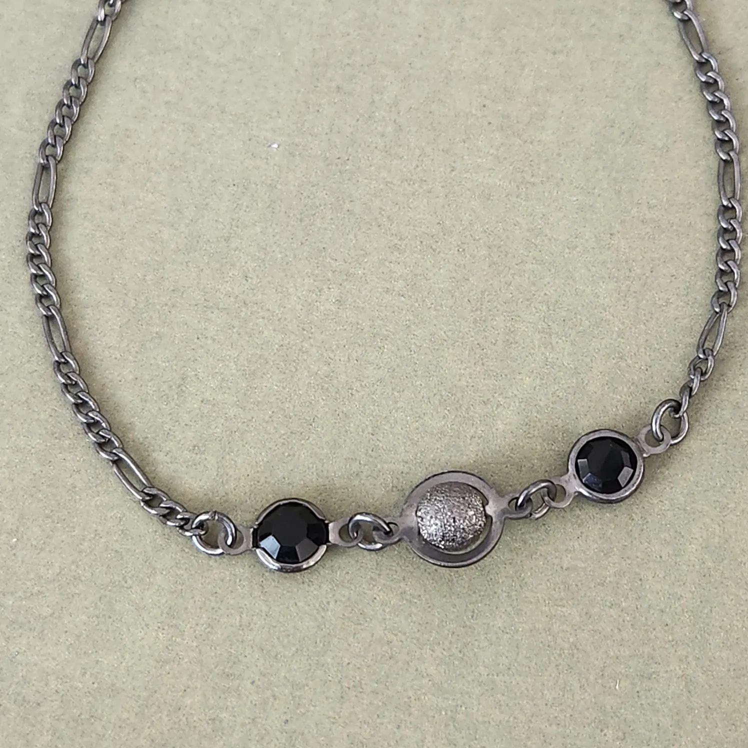 PULSEIRA RÓDIO NEGRO PEDRAS NEGRAS E BOLINHA