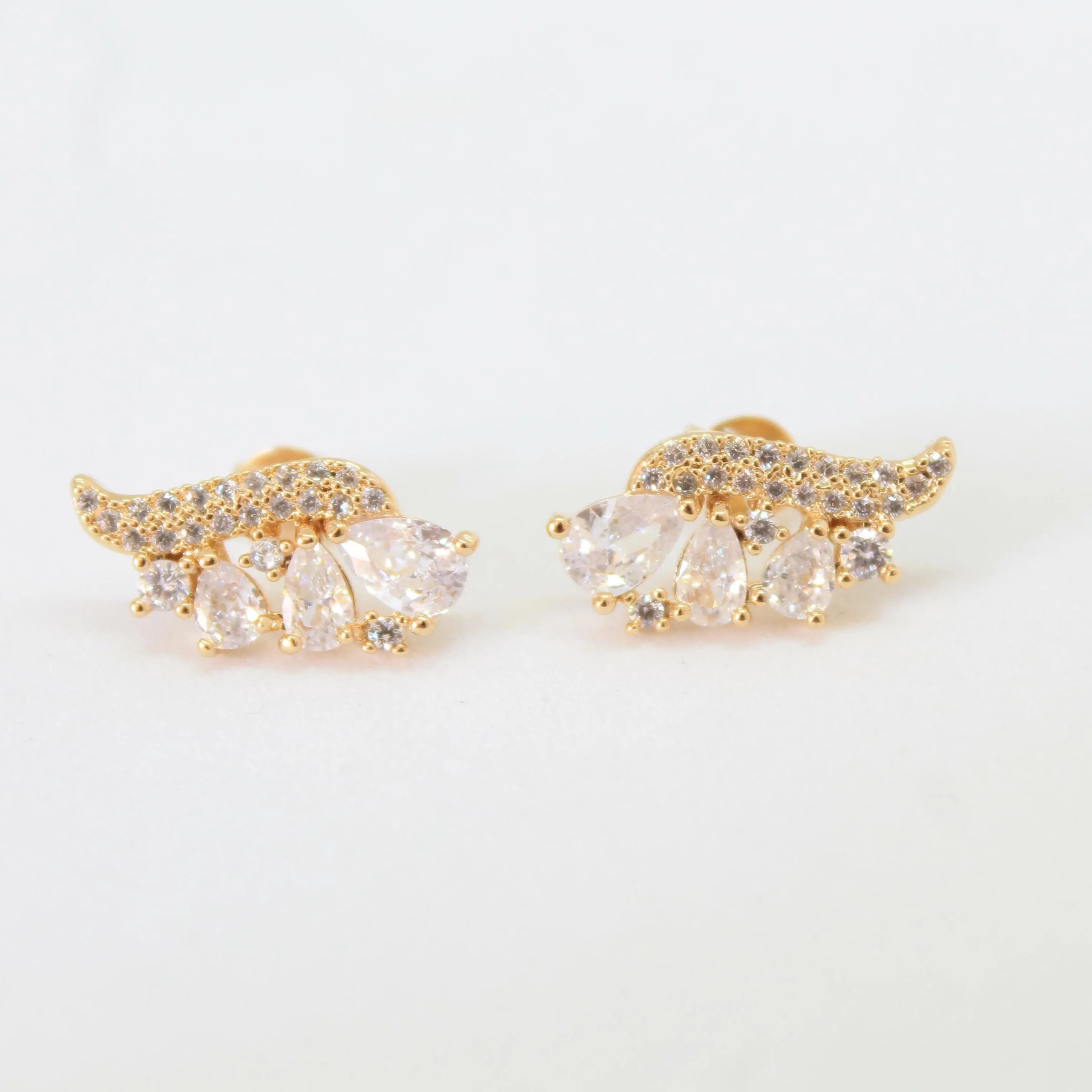 EAR CUFF  ZIRCÔNIA CRISTAL CRAVEJADO EM MICROZIRCÔNIAS CRISTAL