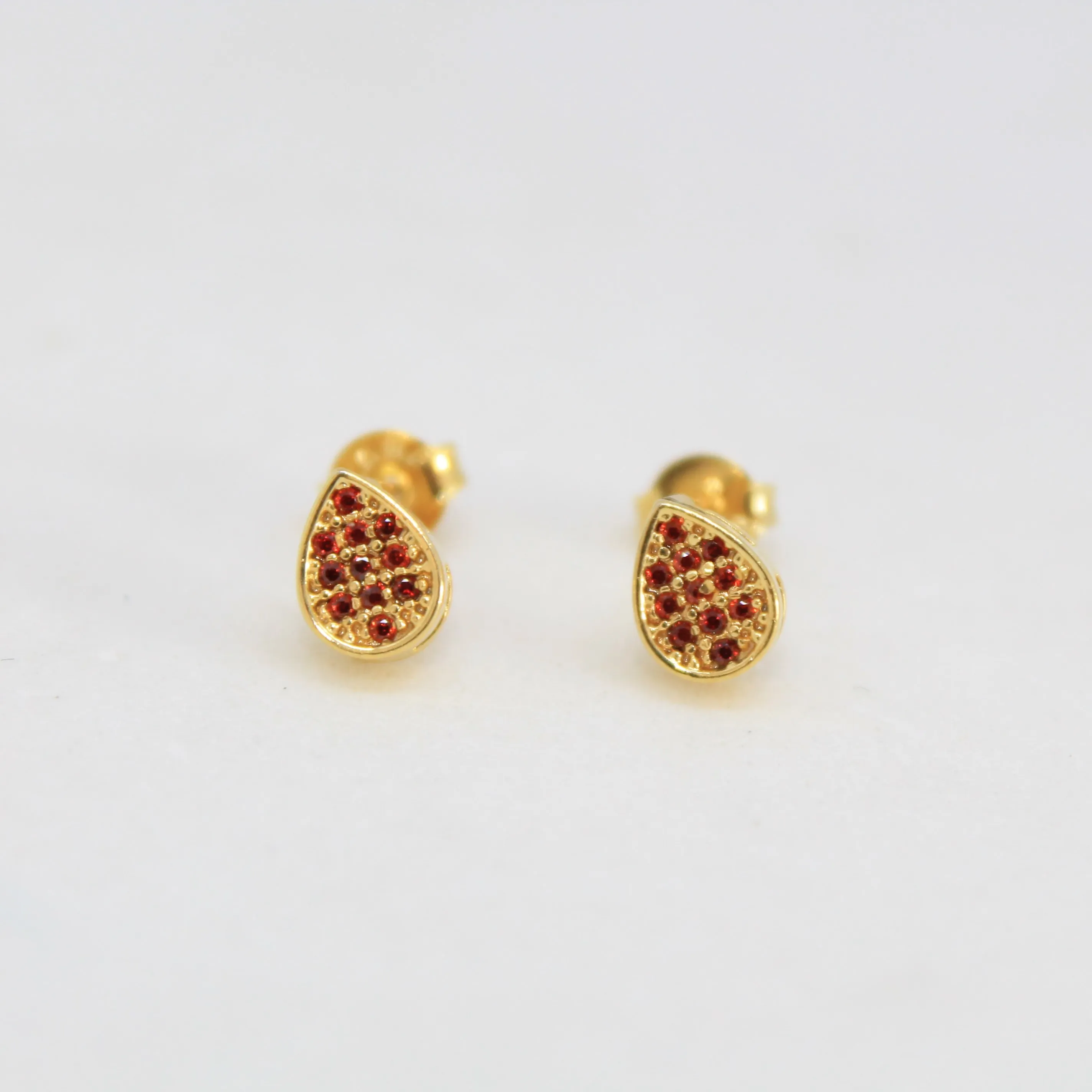 BRINCO GOTA CRAVEJADA MICROZIRCÔNIAS LARANJA