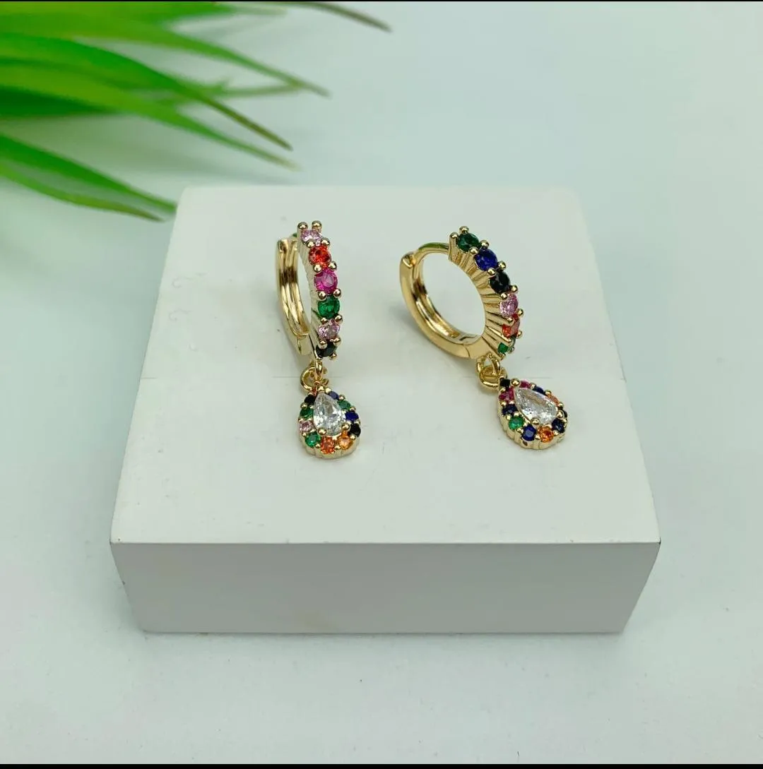 ARGOLINHA DOURADA PINGENTE GOTA CRAVEJADA EM MICROZIRCÔNIAS MULTICOR GOTA CRISTAL