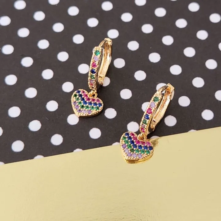 BRINCO DOURADO ARGOLINHA GANCHO CORAÇÃO MICROZIRCÔNIAS COLORIDAS