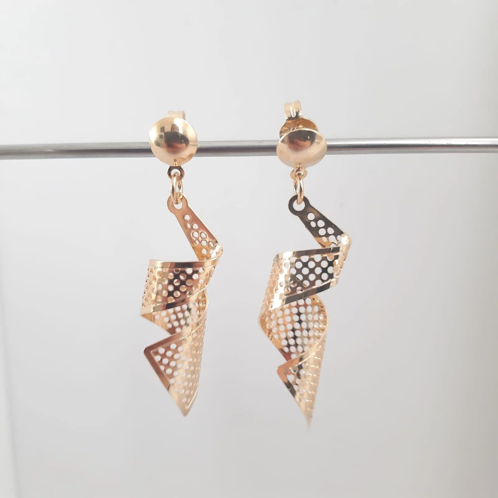 BRINCO DOURADO ESPIRAL VAZADO